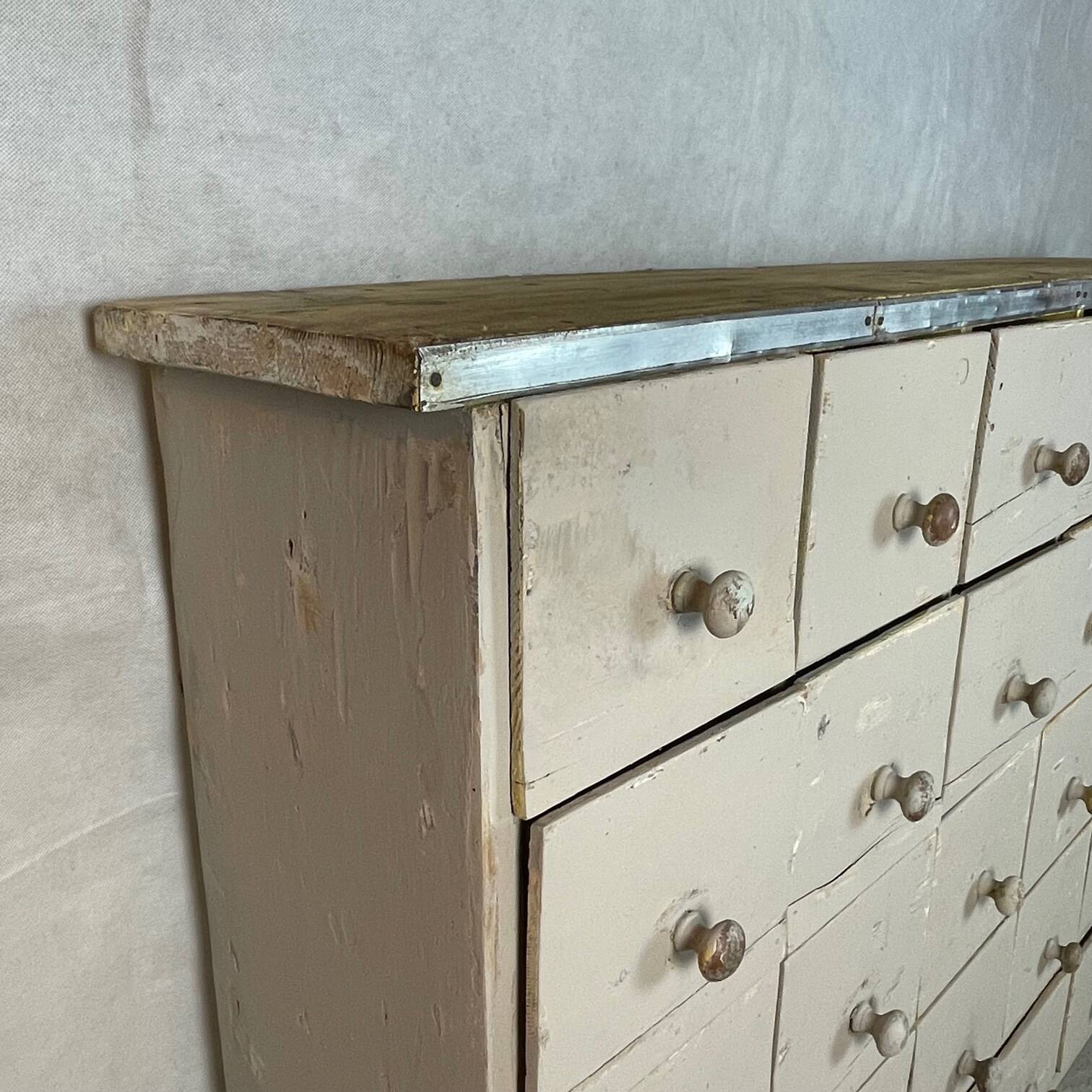 Meuble à 30 tiroirs