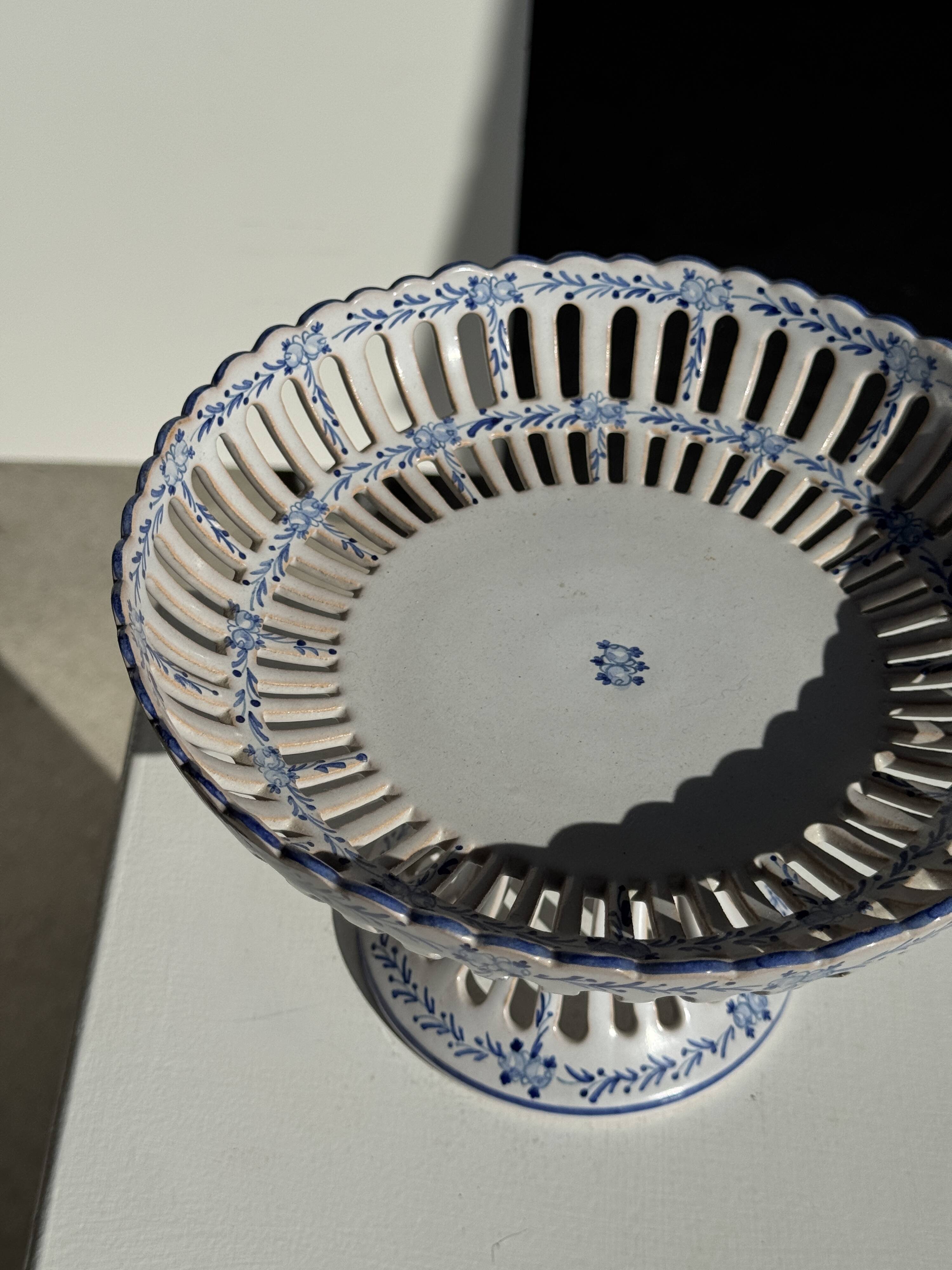 Fruit bowl with blue decorations in white earthenware from Malicorne Art H14