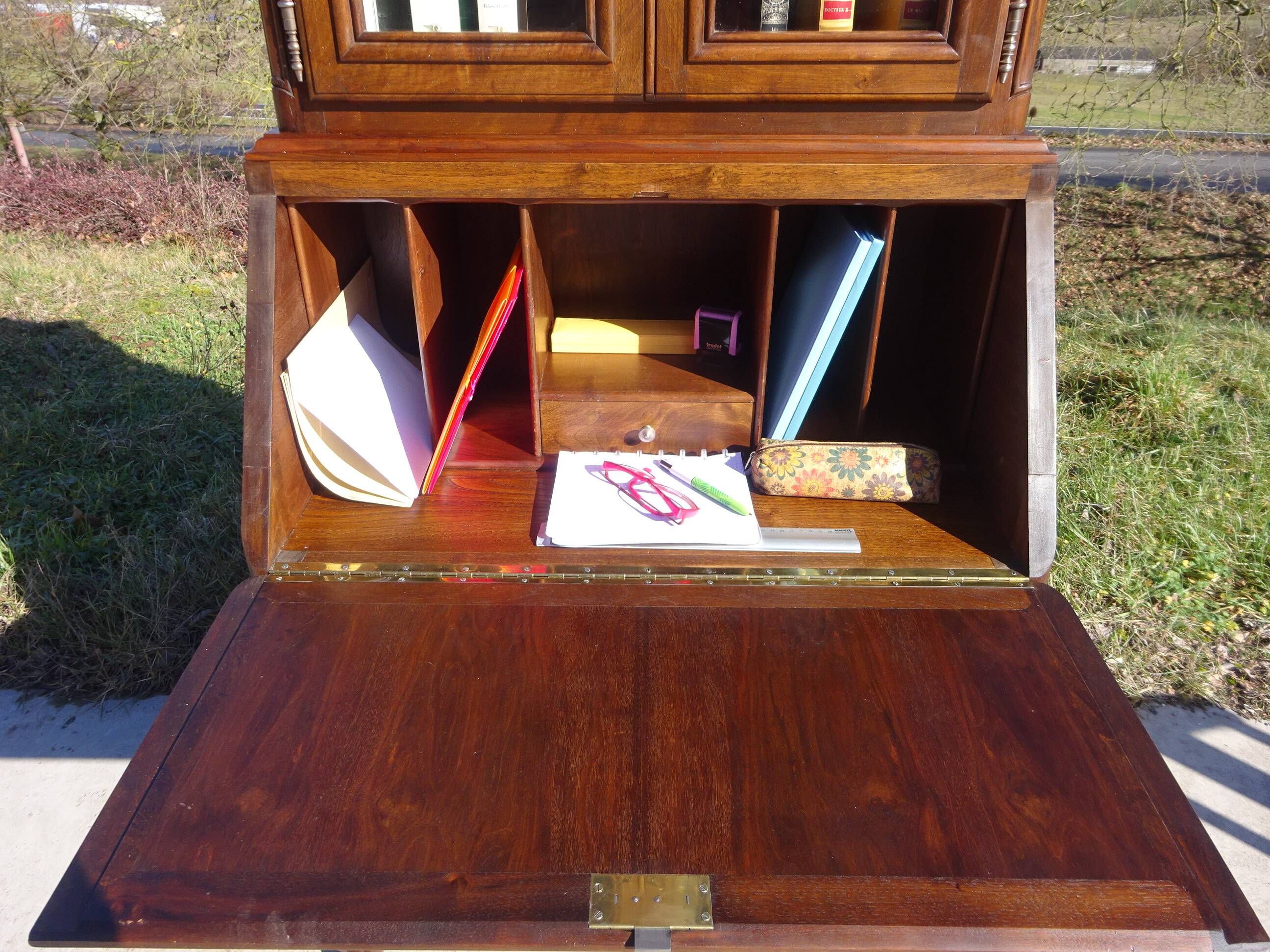 Commode, secrétaire, bibliothèque: meuble 3 en 1