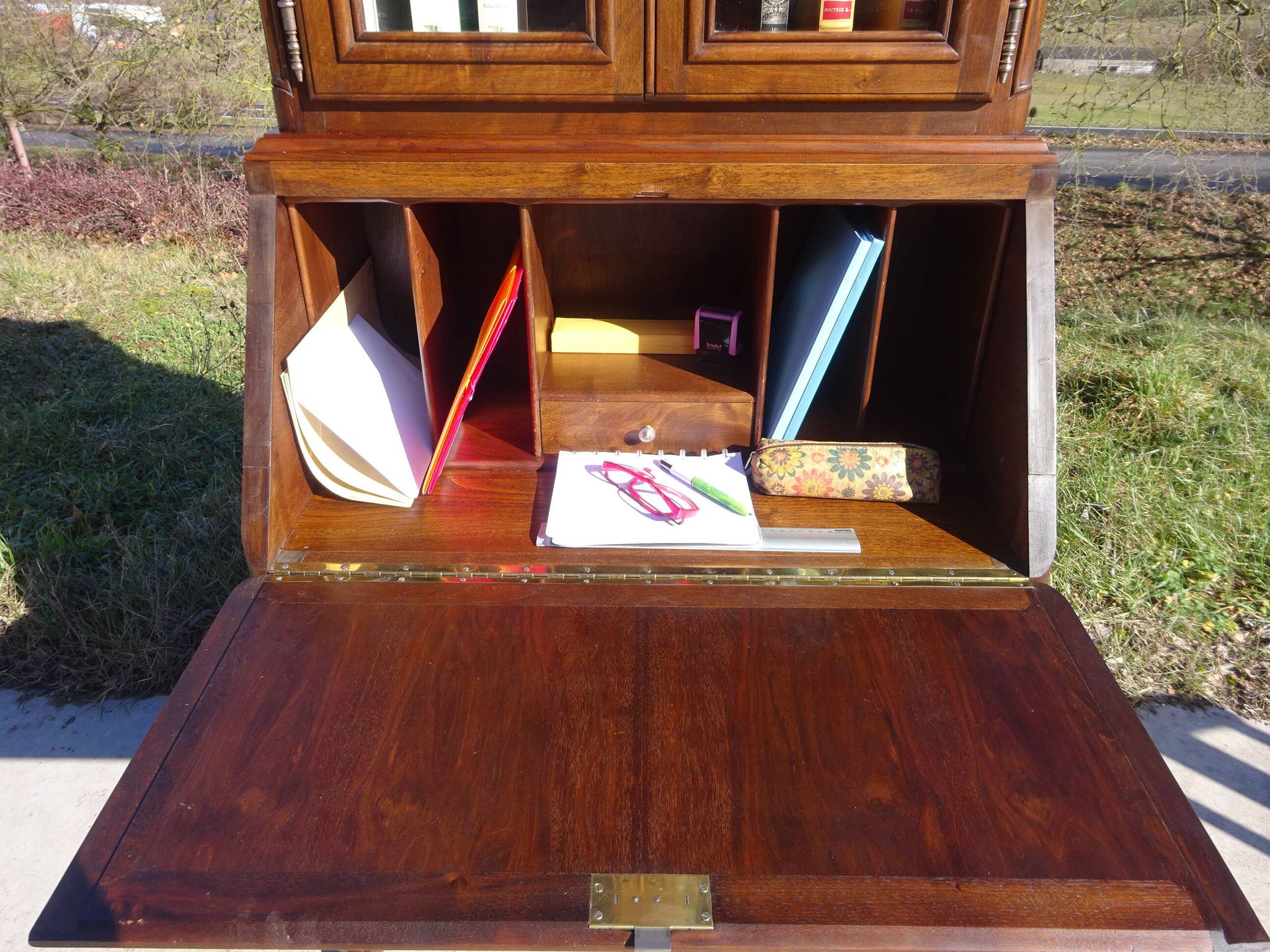 Commode, secrétaire, bibliothèque: meuble 3 en 1