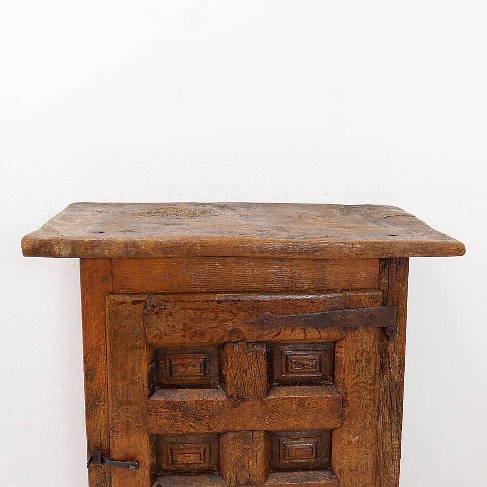 Armoire rustique en bois avec porte à panneau sculpté et ferrures en fer - Espagne, début XIXe siècle