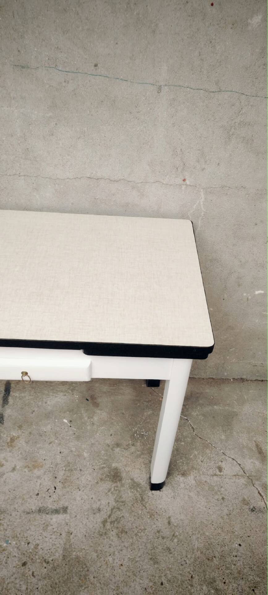 Extensible Formica table