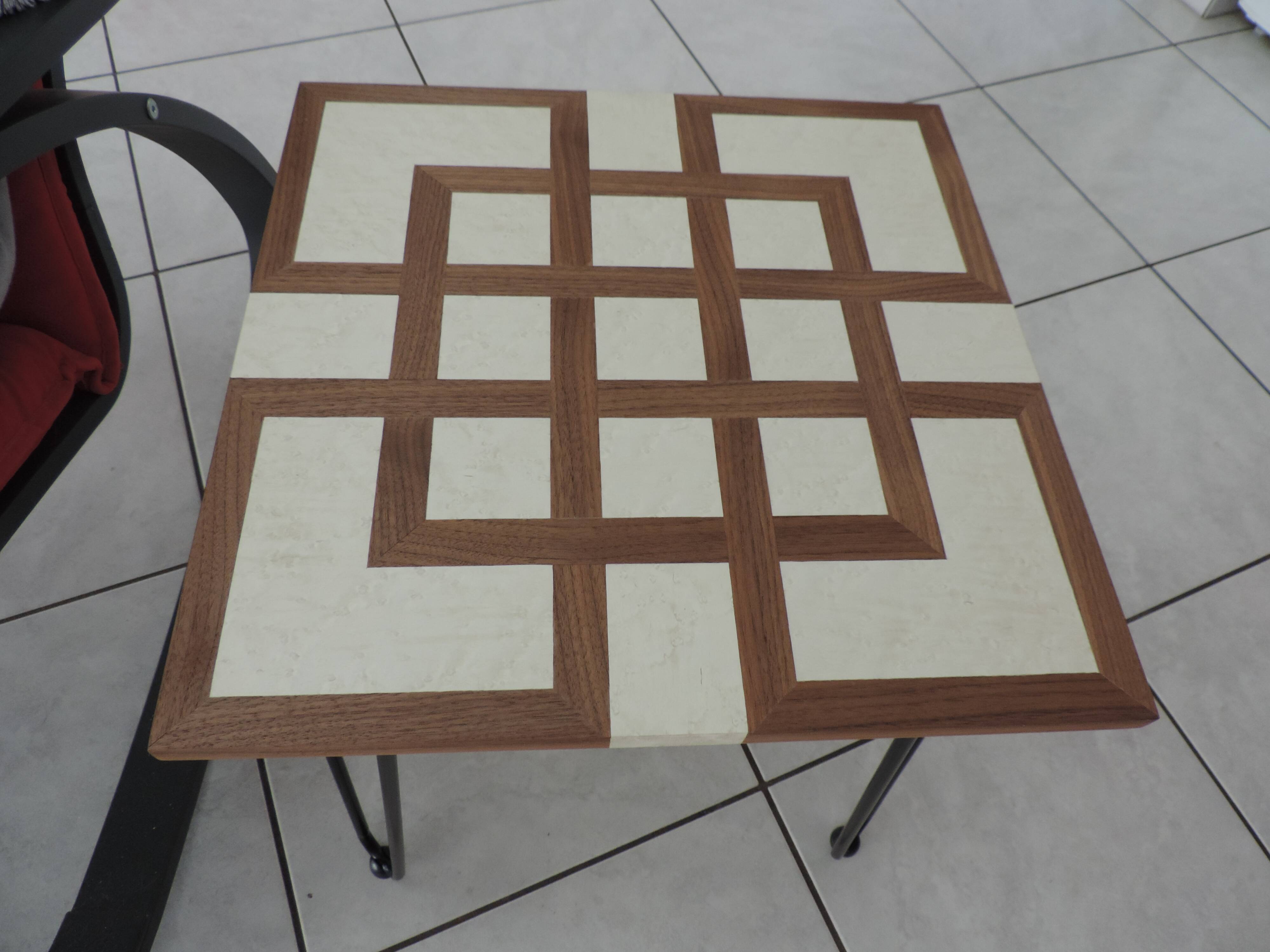 Table d'appoint en noyer américain et érable moucheté blanchi