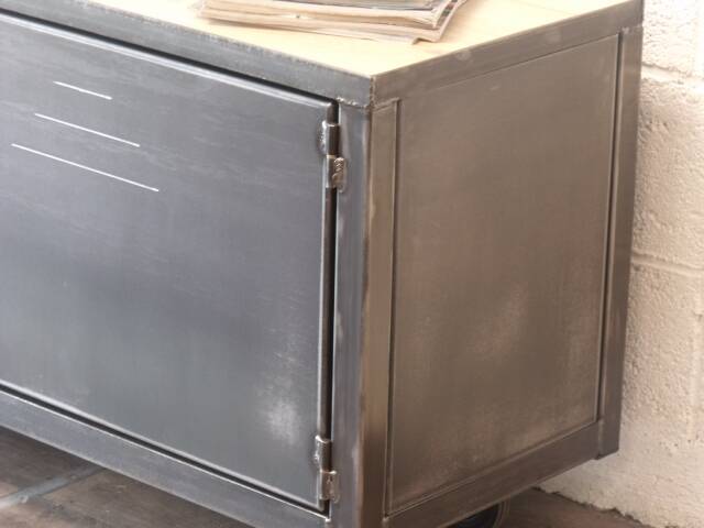 Custom-made industrial TV unit – Micheli Design