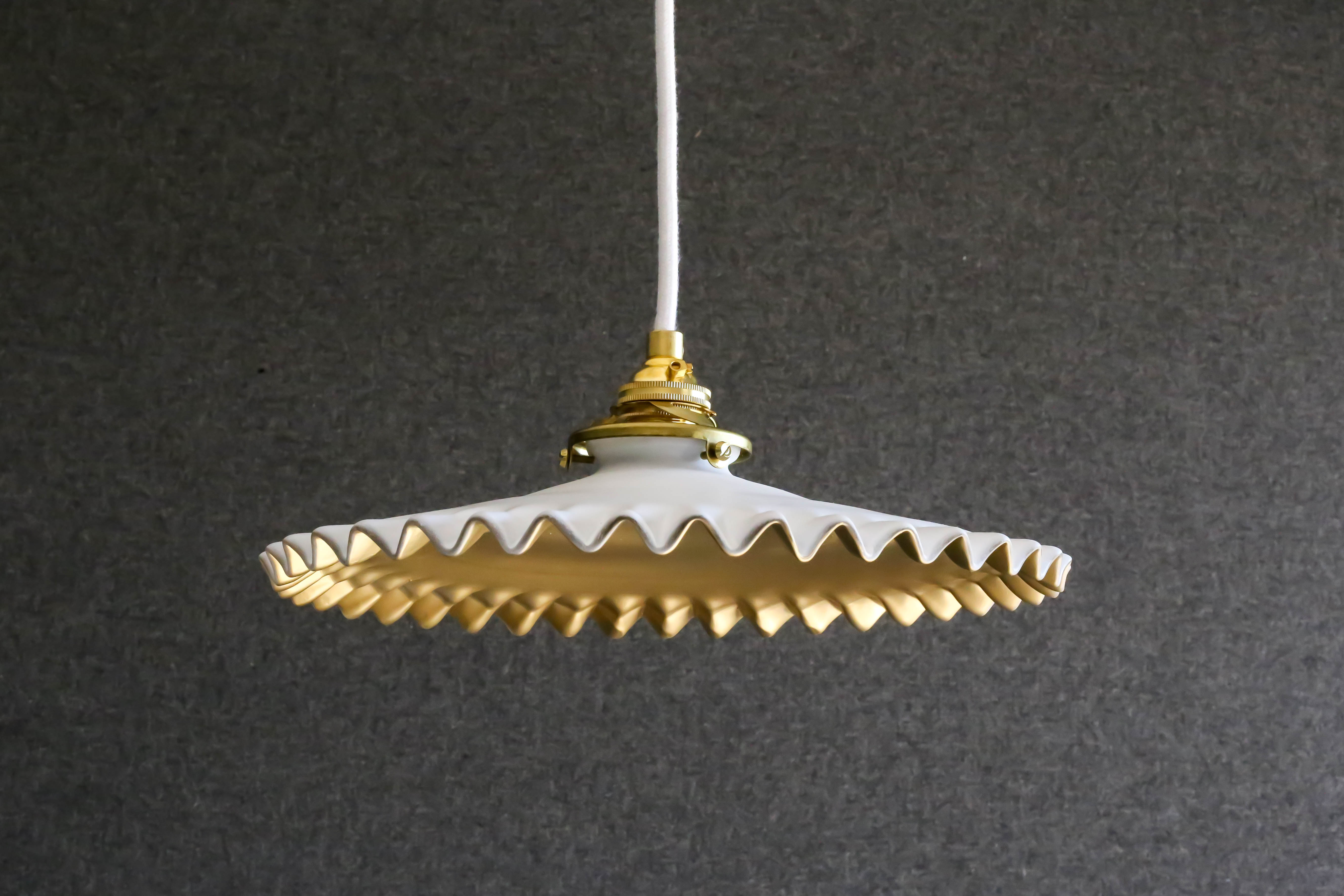 Antique suspension lamp in white and gold painted opaline delivered with cable, socket and brass claw