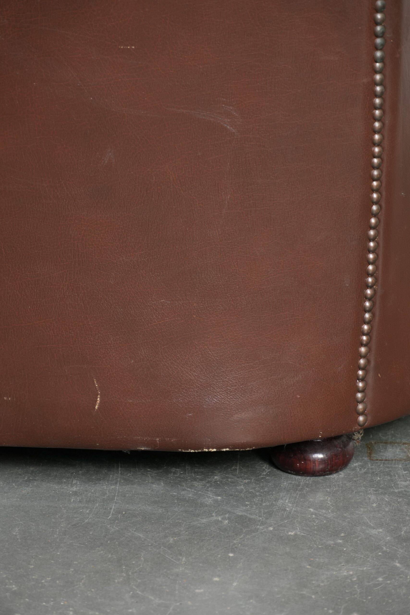 Canapé chesterfield 2,5 places en cuir de vachette vintage au look robuste