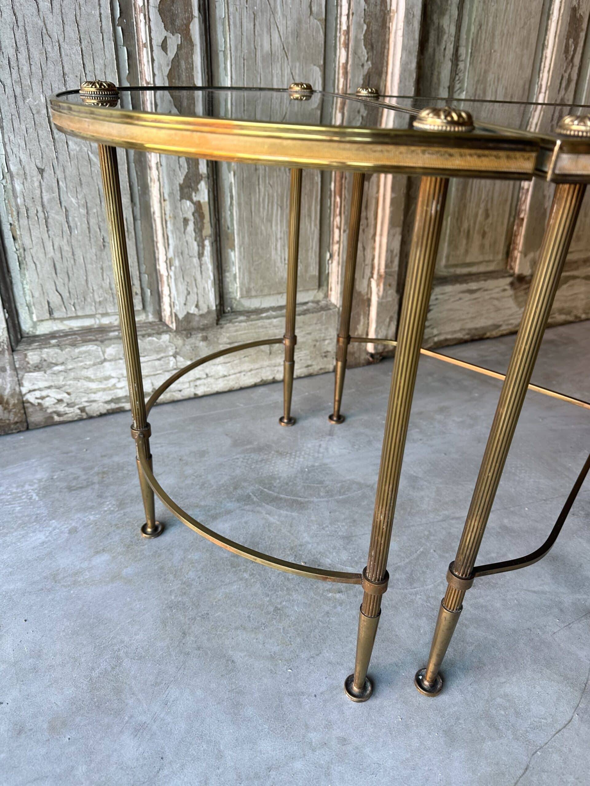 Tripartite coffee table attributed to Maison Baguès.