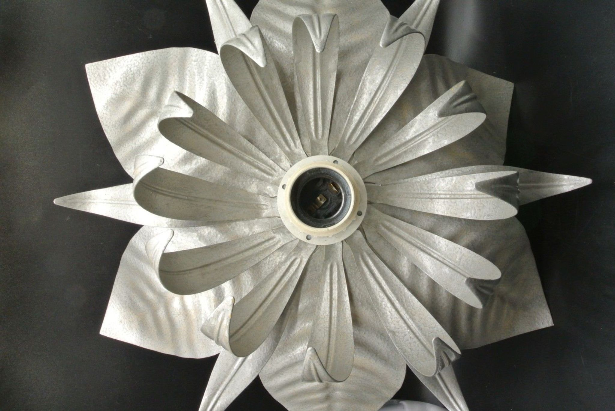 Silver-coloured metal flower shape wall sconce
