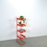 Rood metalen winkelvitrine winkelrek met manden vintage
