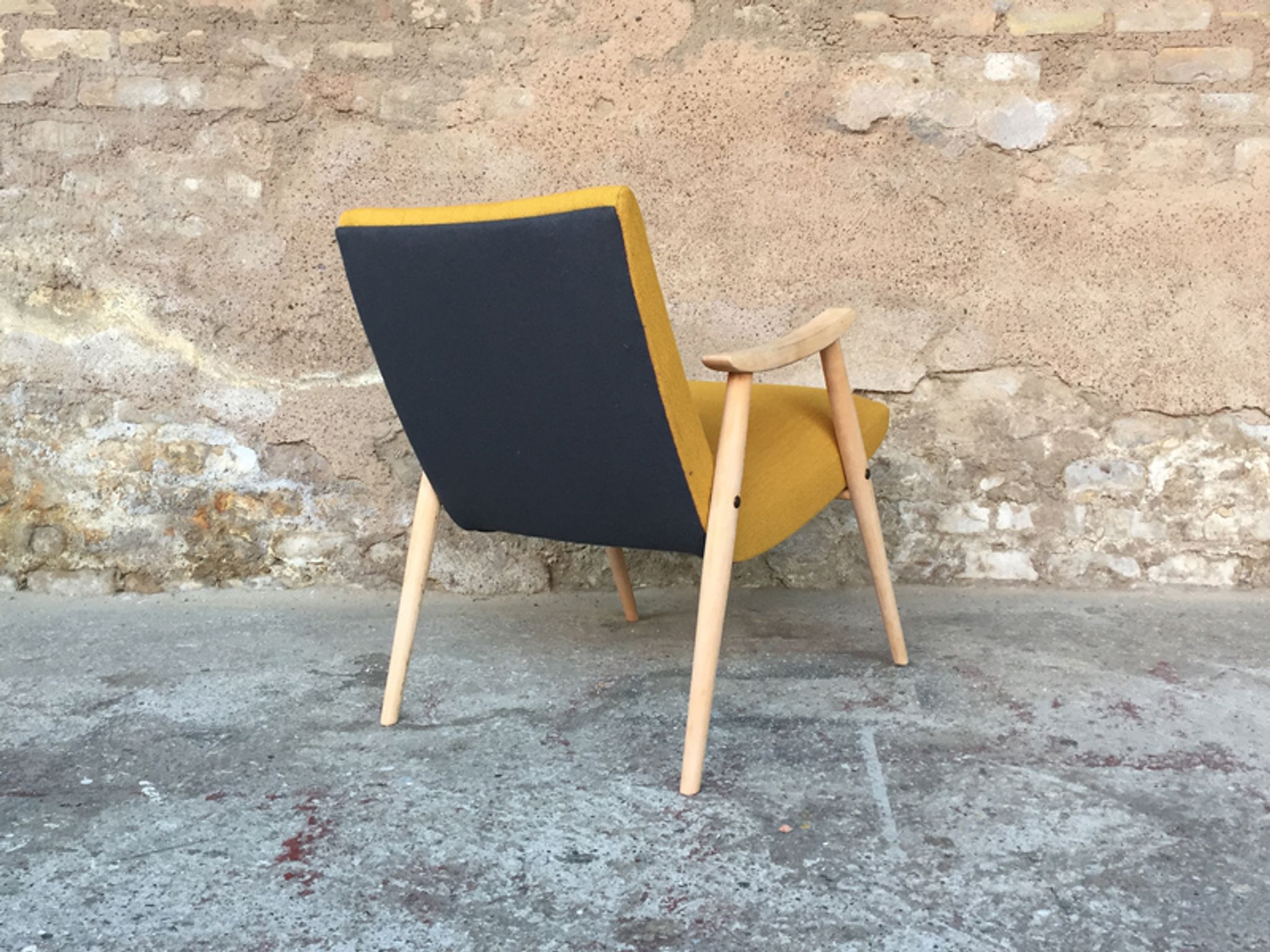 Fauteuil vintage pieds compas et accoudoirs en bois massif, since 1950