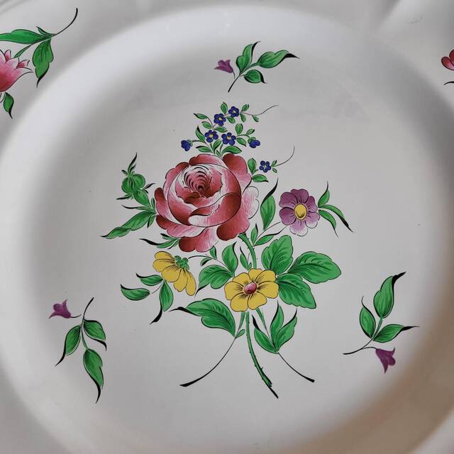 Large round dish KG Lunéville Reverbère, earthenware from the East, floral decoration.