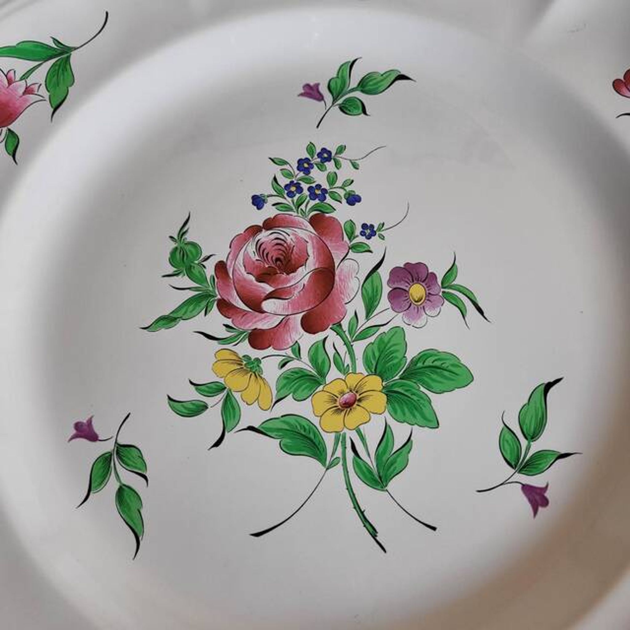 Large round dish KG Lunéville Reverbère, earthenware from the East, floral decoration.