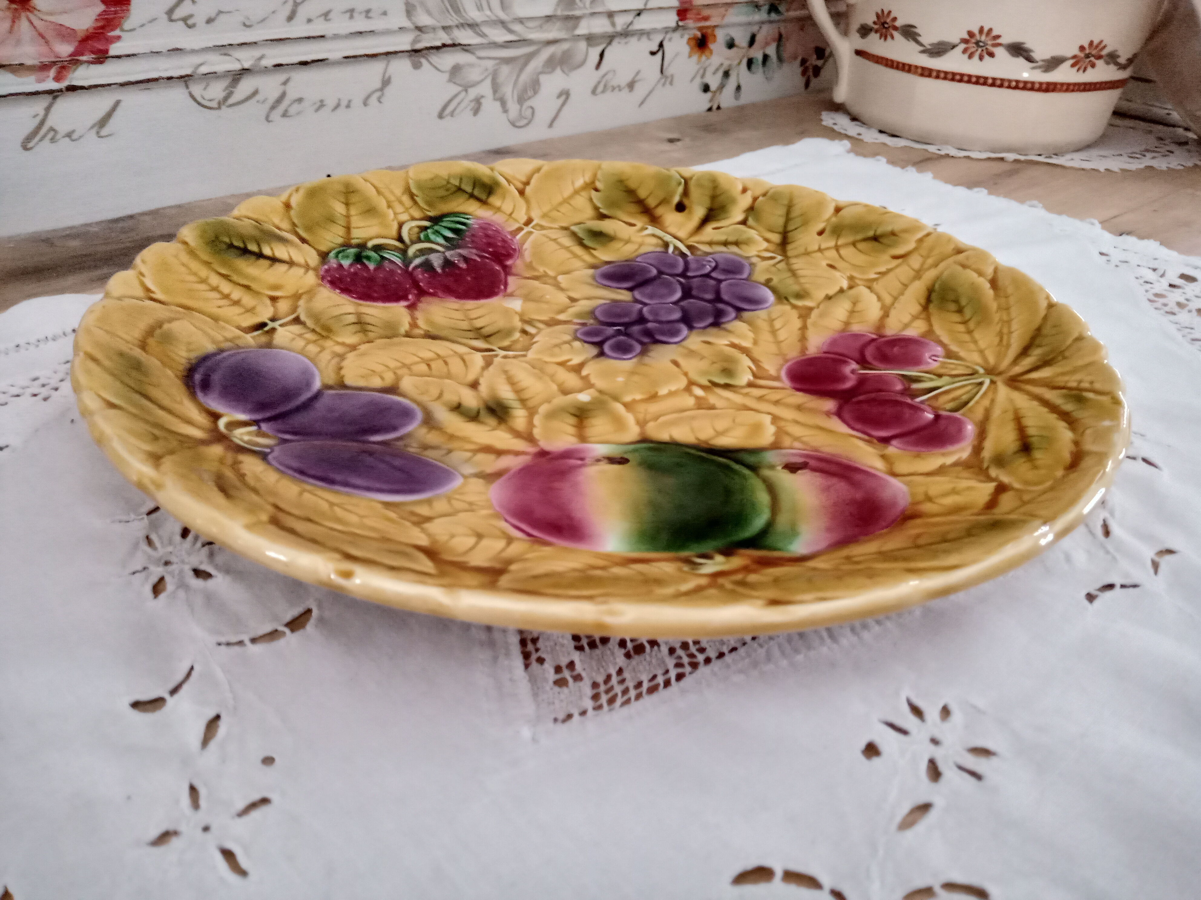 Plat à tarte en barbotine Sarreguemines France décor fruits