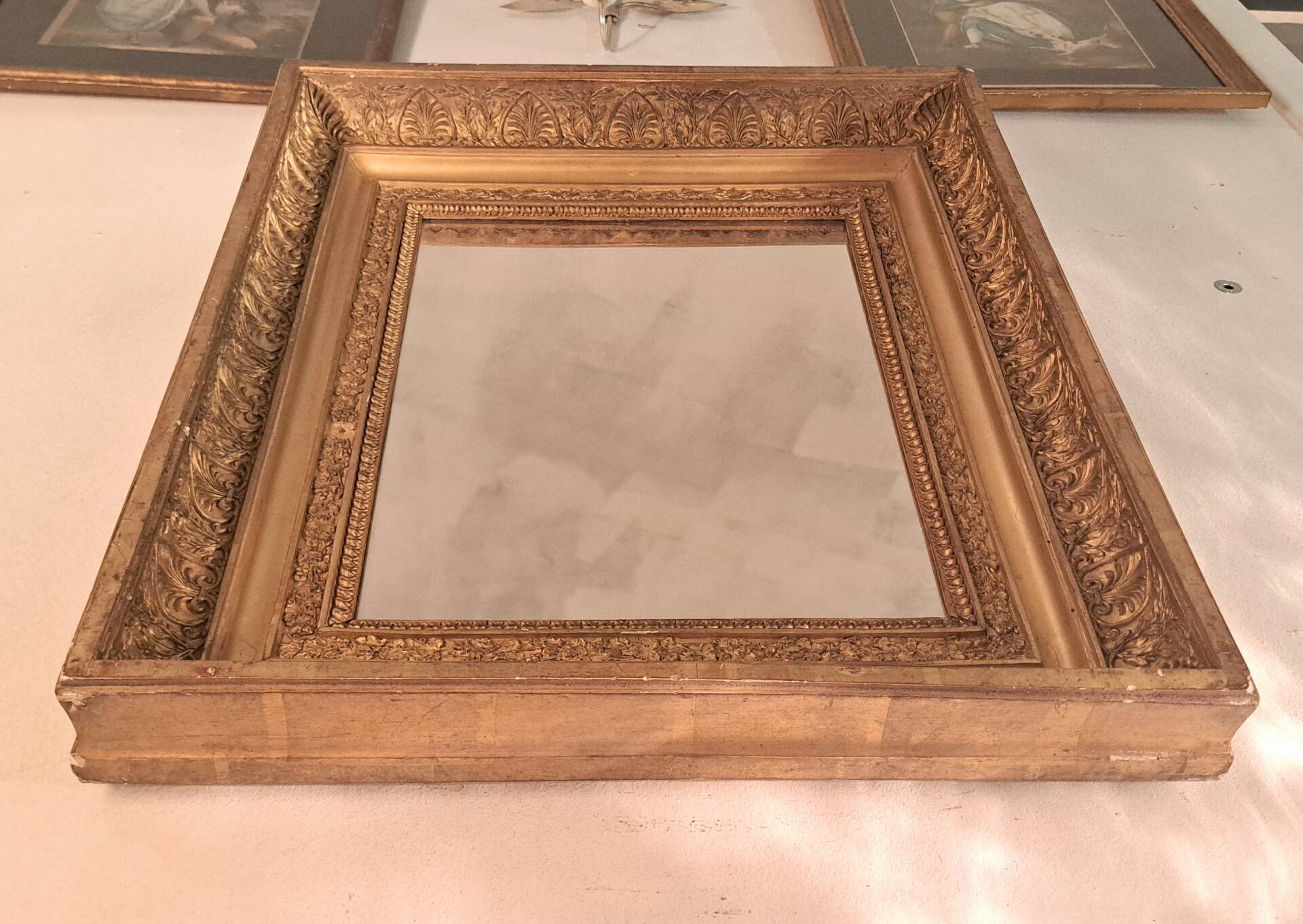 Miroir époque Restauration en bois doré à la feuille