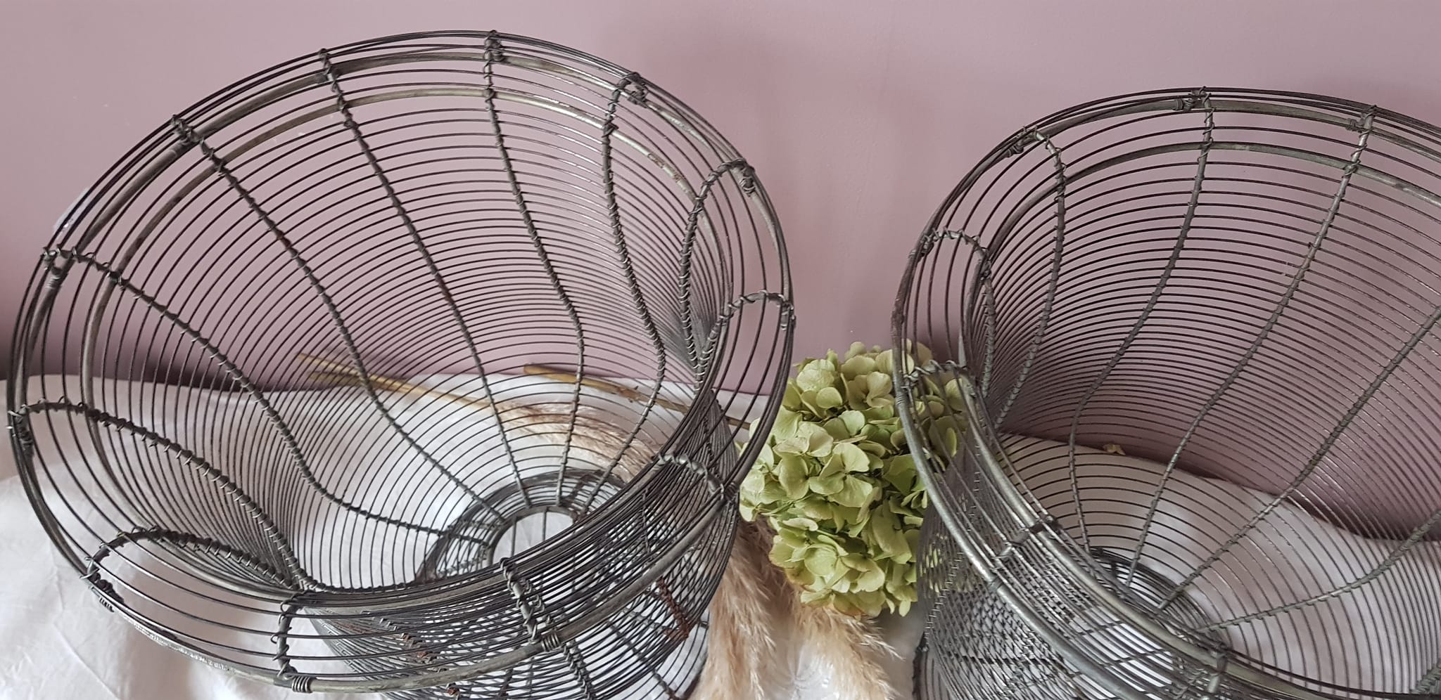 Pair of Medici metal wire