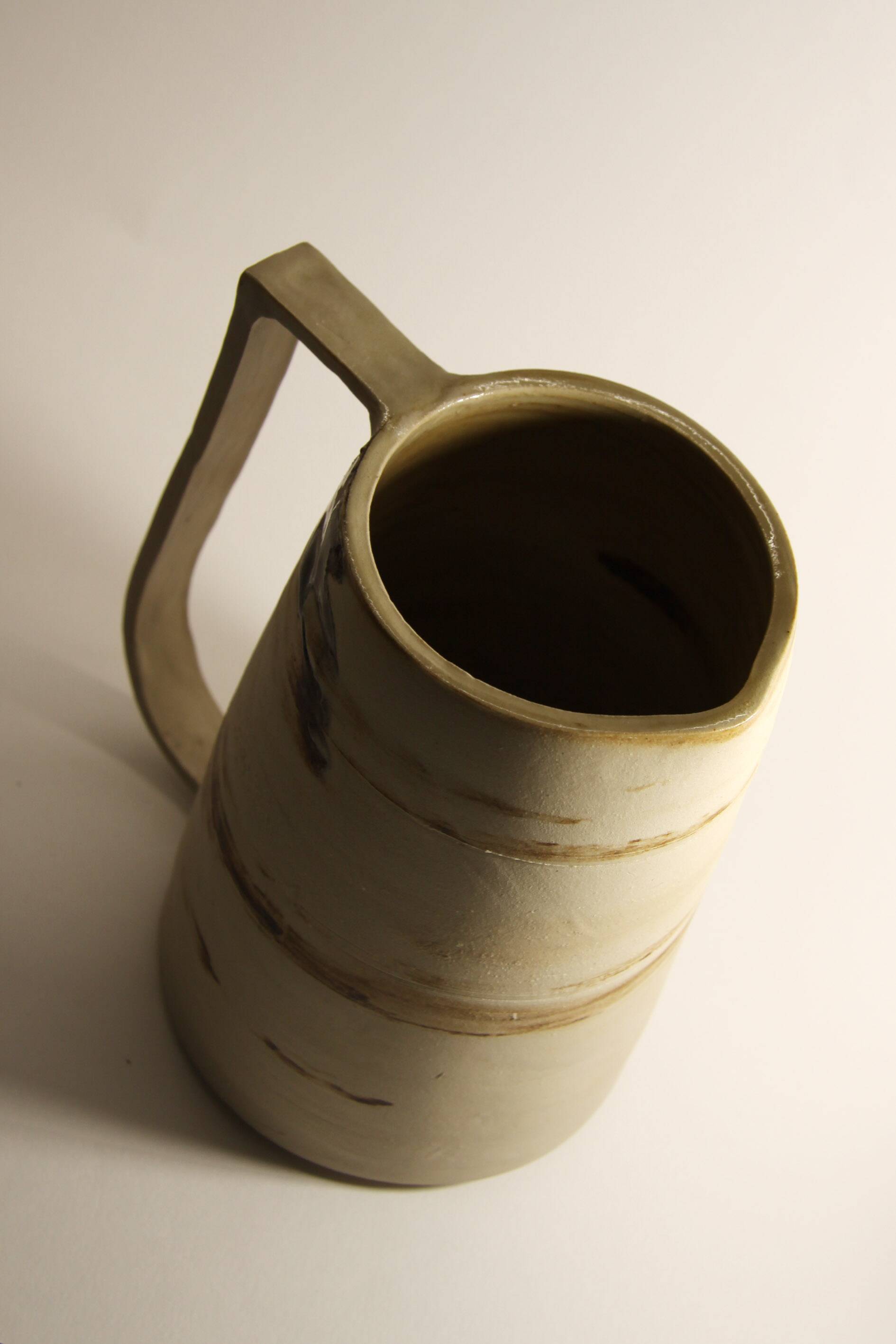Pitcher / vase in mixed earth