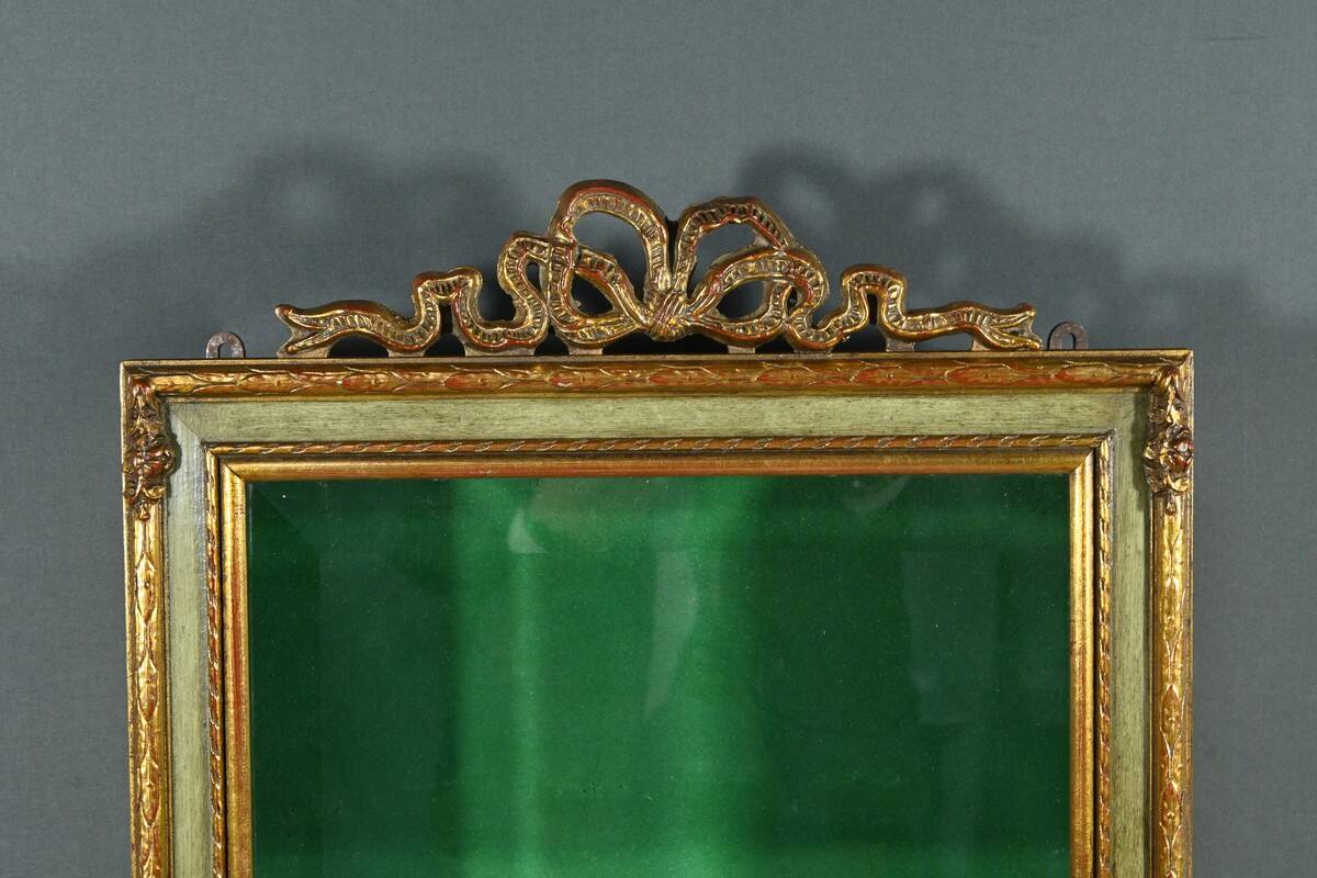 Vitrine Murale en Bois Doré – Milieu XXe
