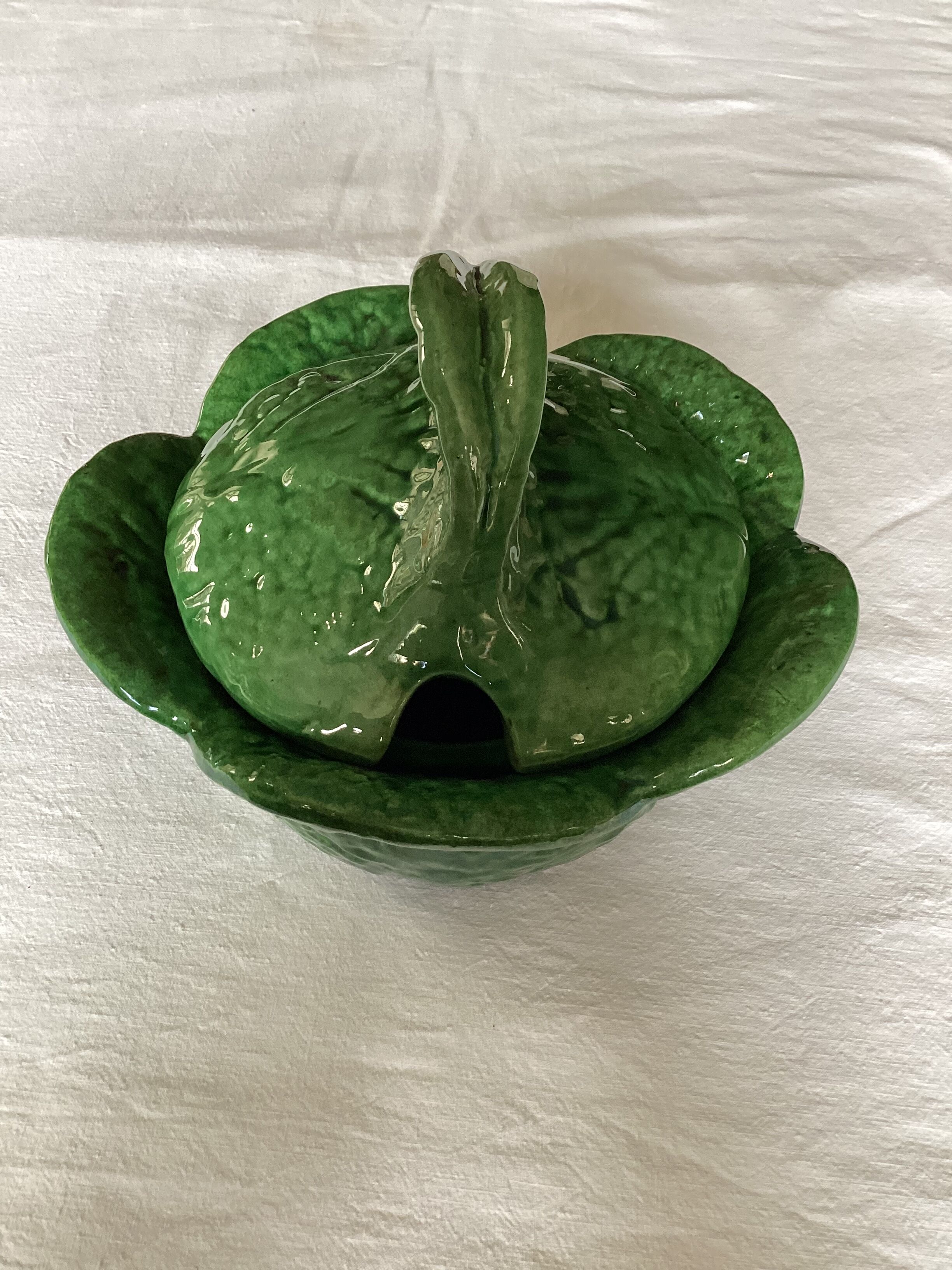 Soup bowl or vegetable in the shape of cabbage slurry