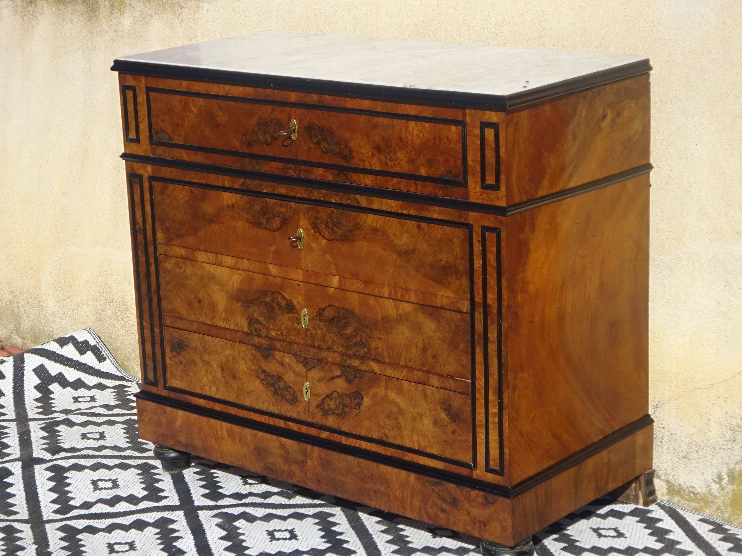 Napoleon III chest of drawers in walnut and burl walnut
