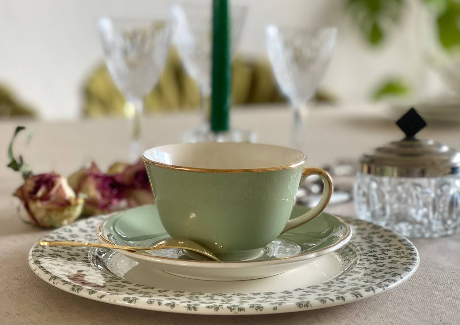 4 English dinner plates.