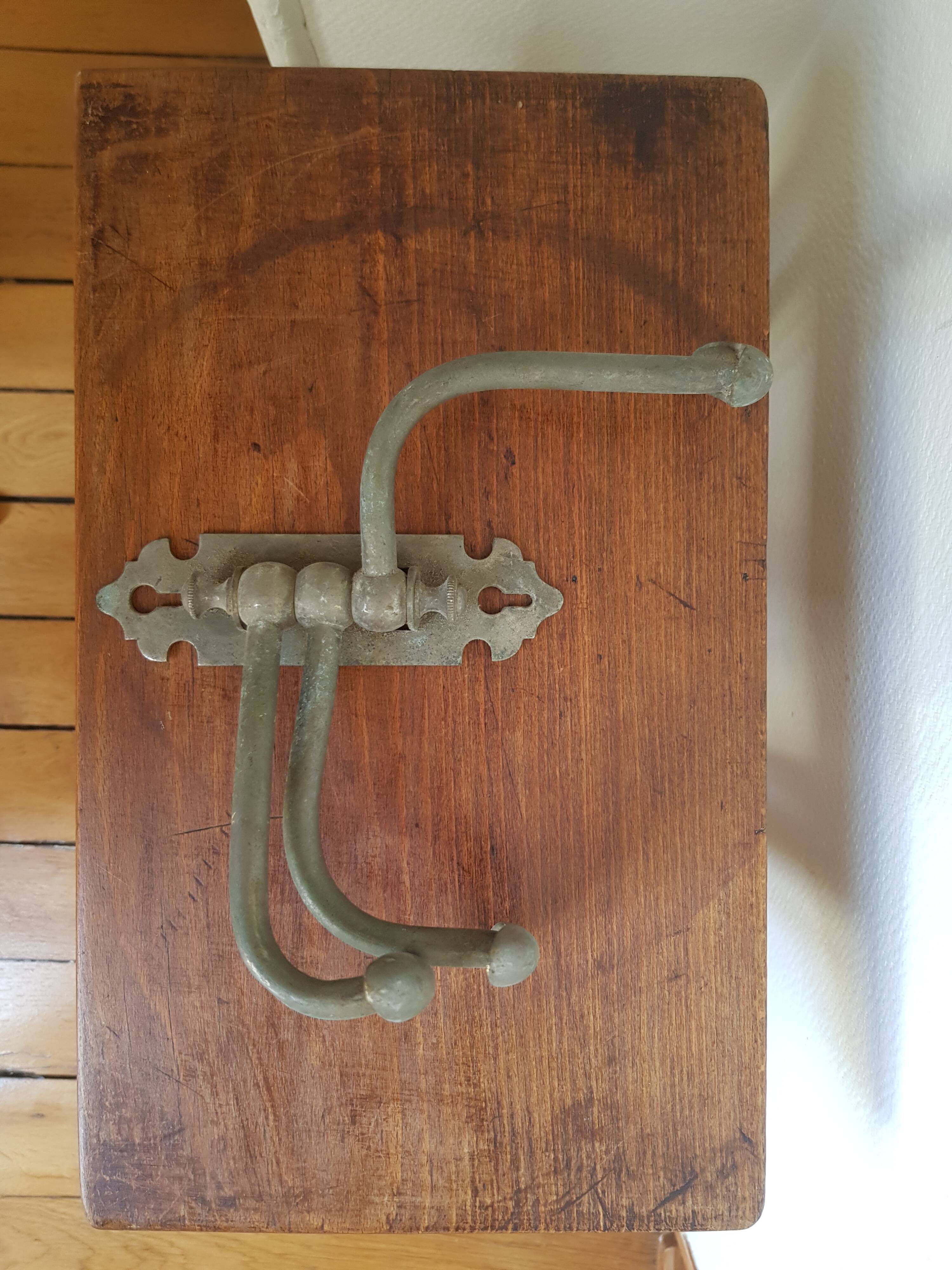 Tin wall patere has 3 hooks