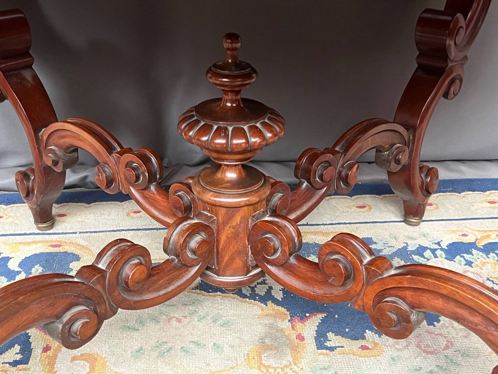 Table d'appoint victorienne antique. Bois de rose massif.