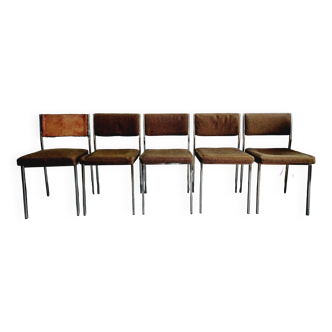 Cinq chaises en métal chromé et tissu chiné