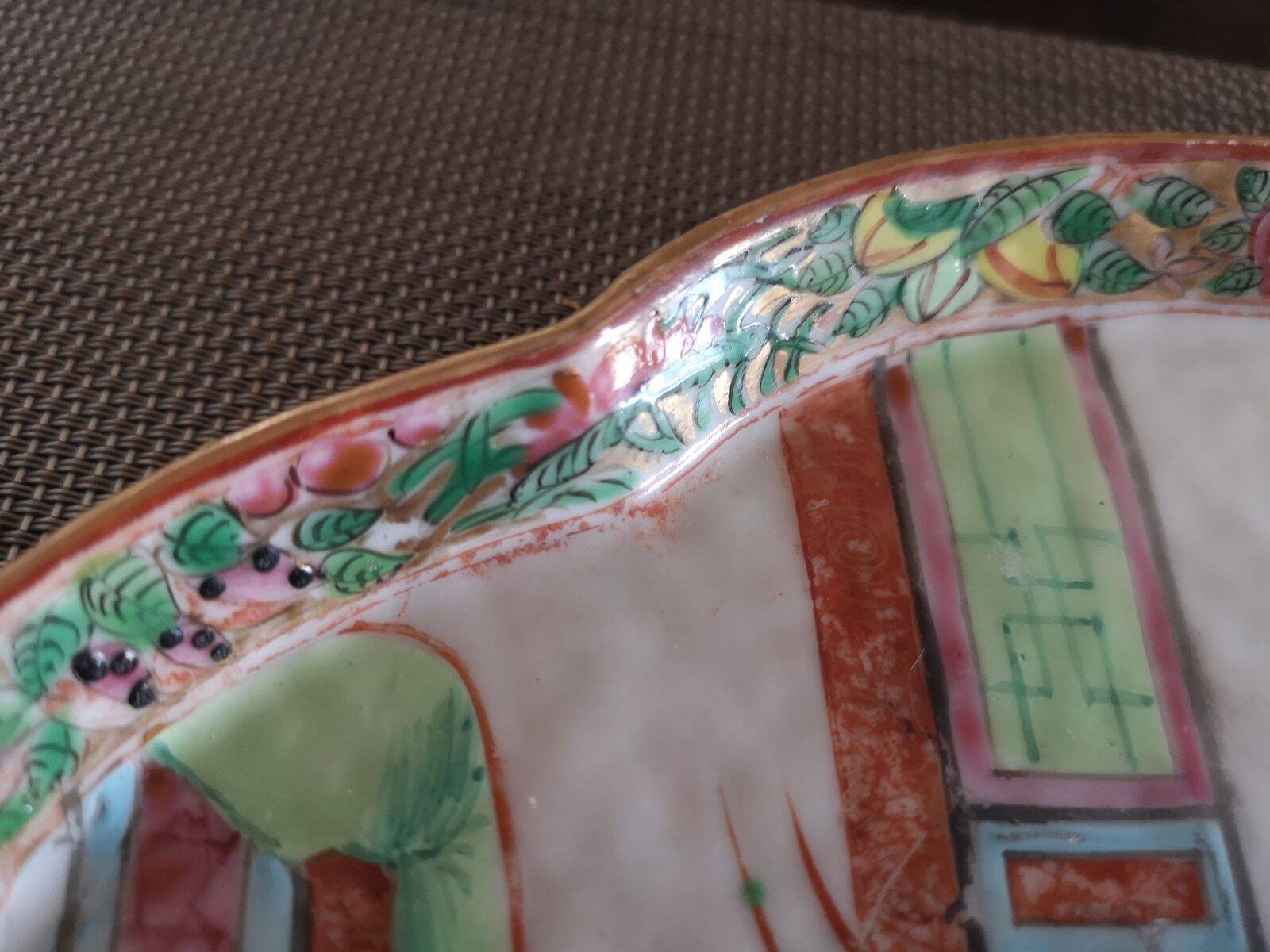 Polylobed oval dish in Cantonese porcelain - 19th century