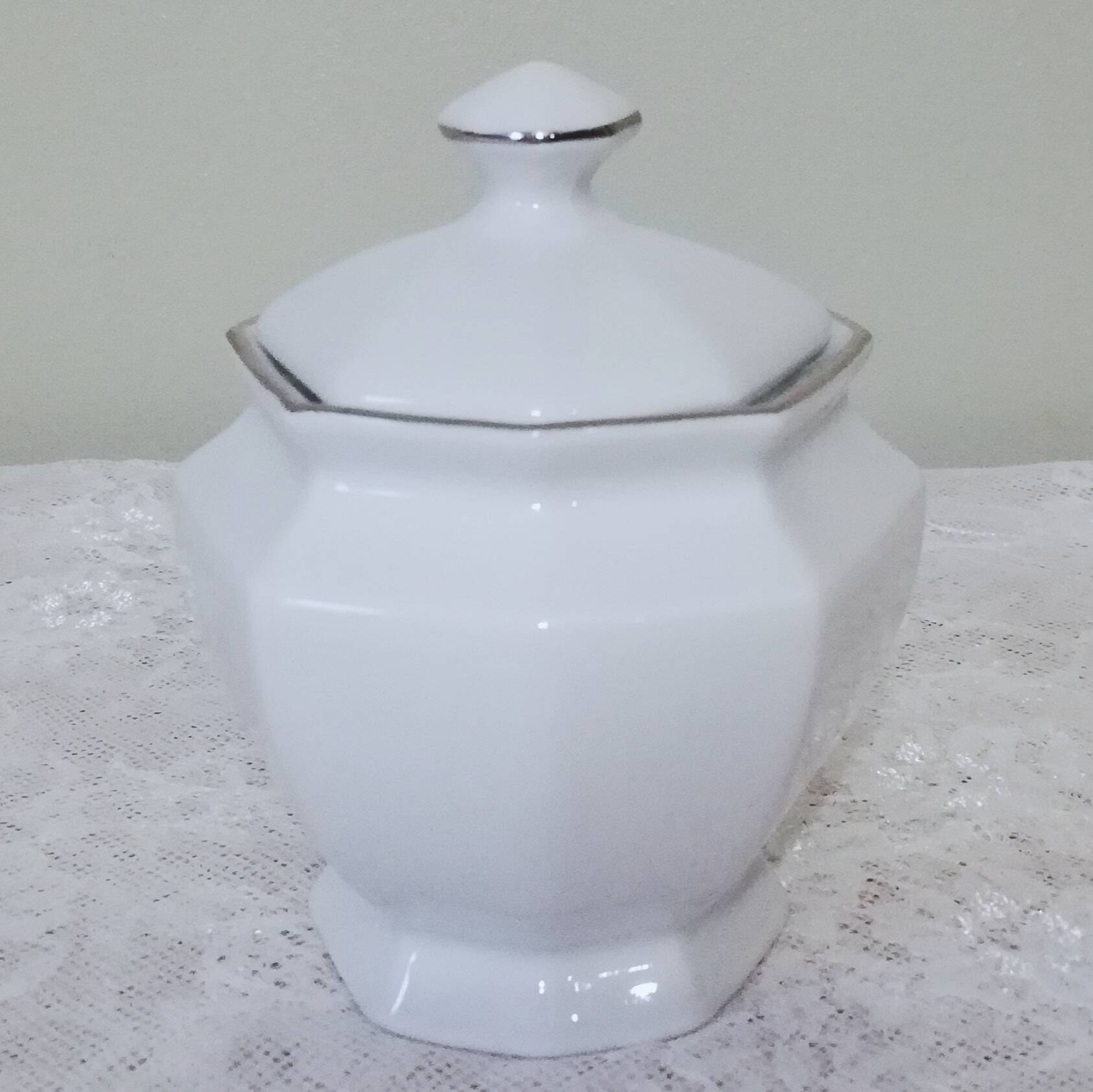 Sugar bowl or candy bowl