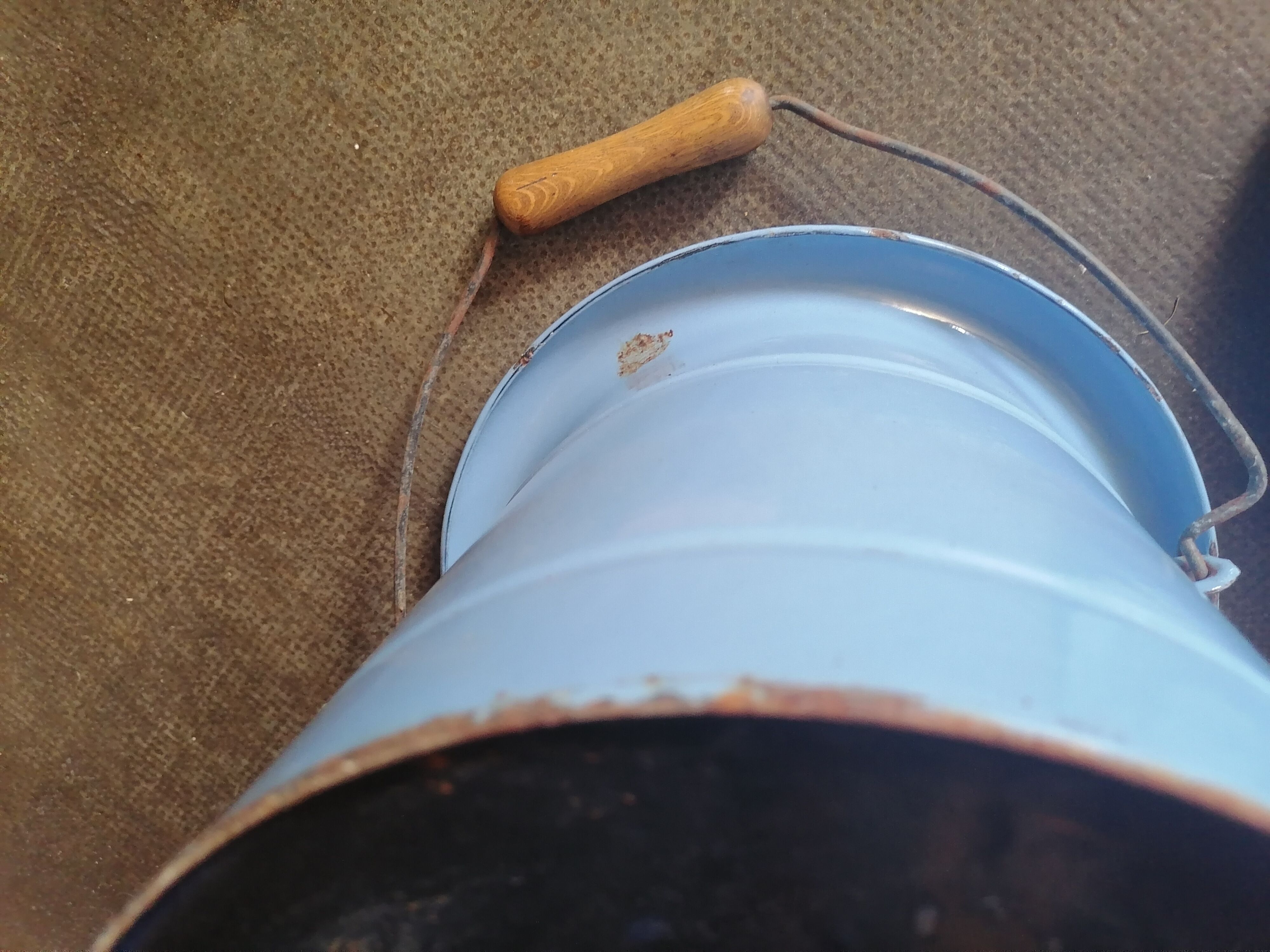 Bucket of ease 1900 enamelled chamber pot