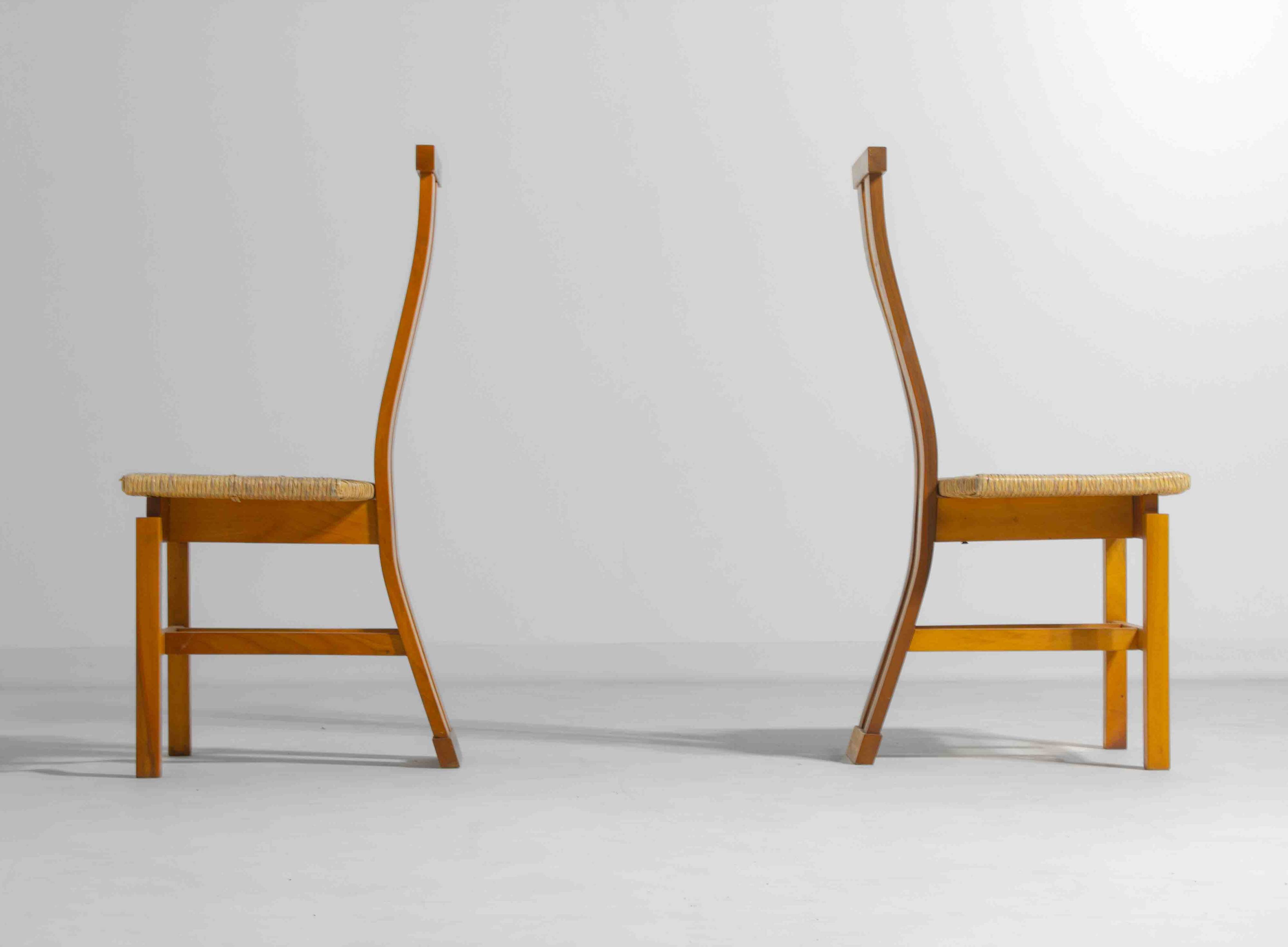 Sculptural postmodern dining chairs in wood with curved back, 1980s