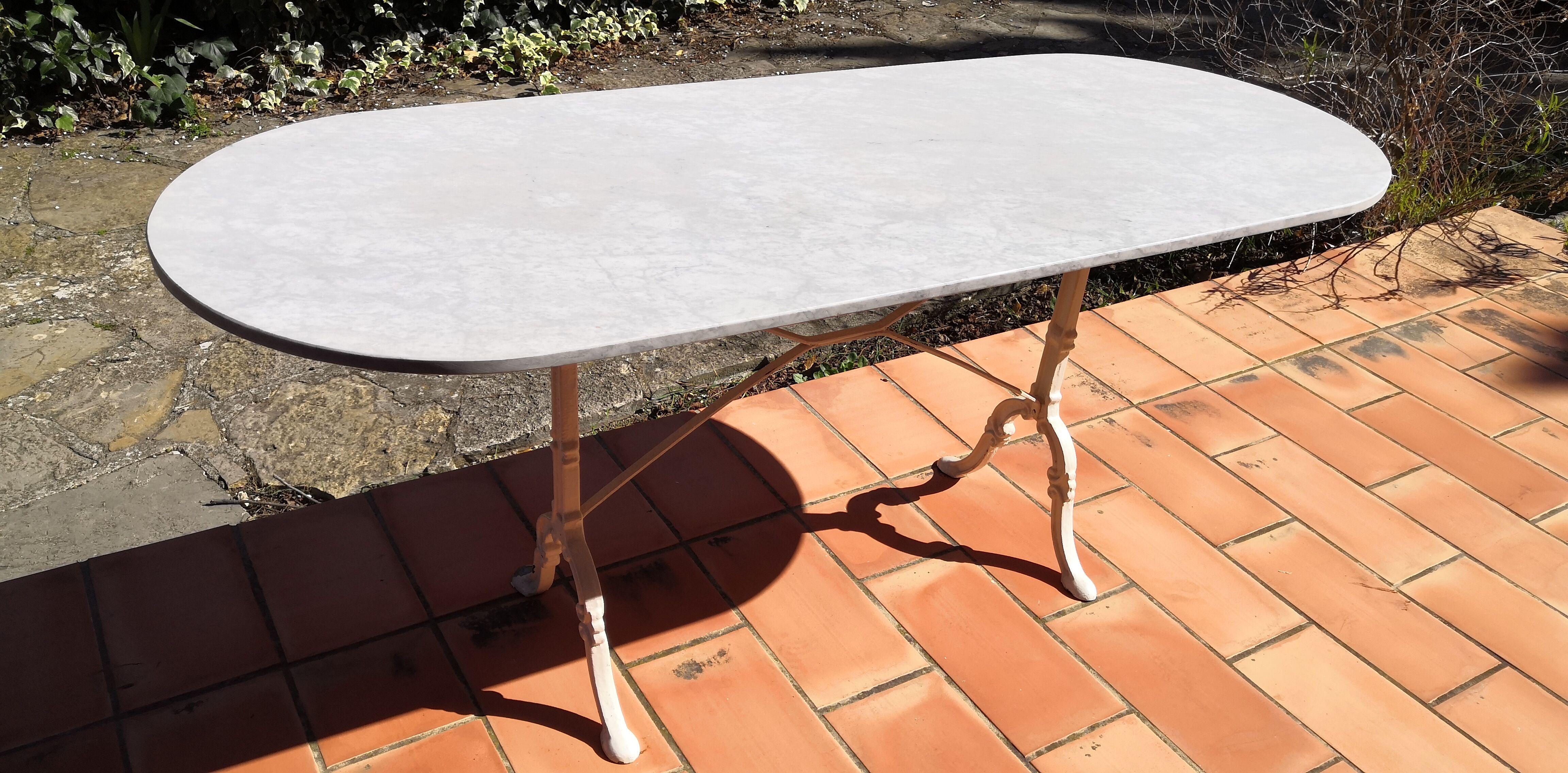 Table à manger oblongue marbre blanc & pied en fonte vintage