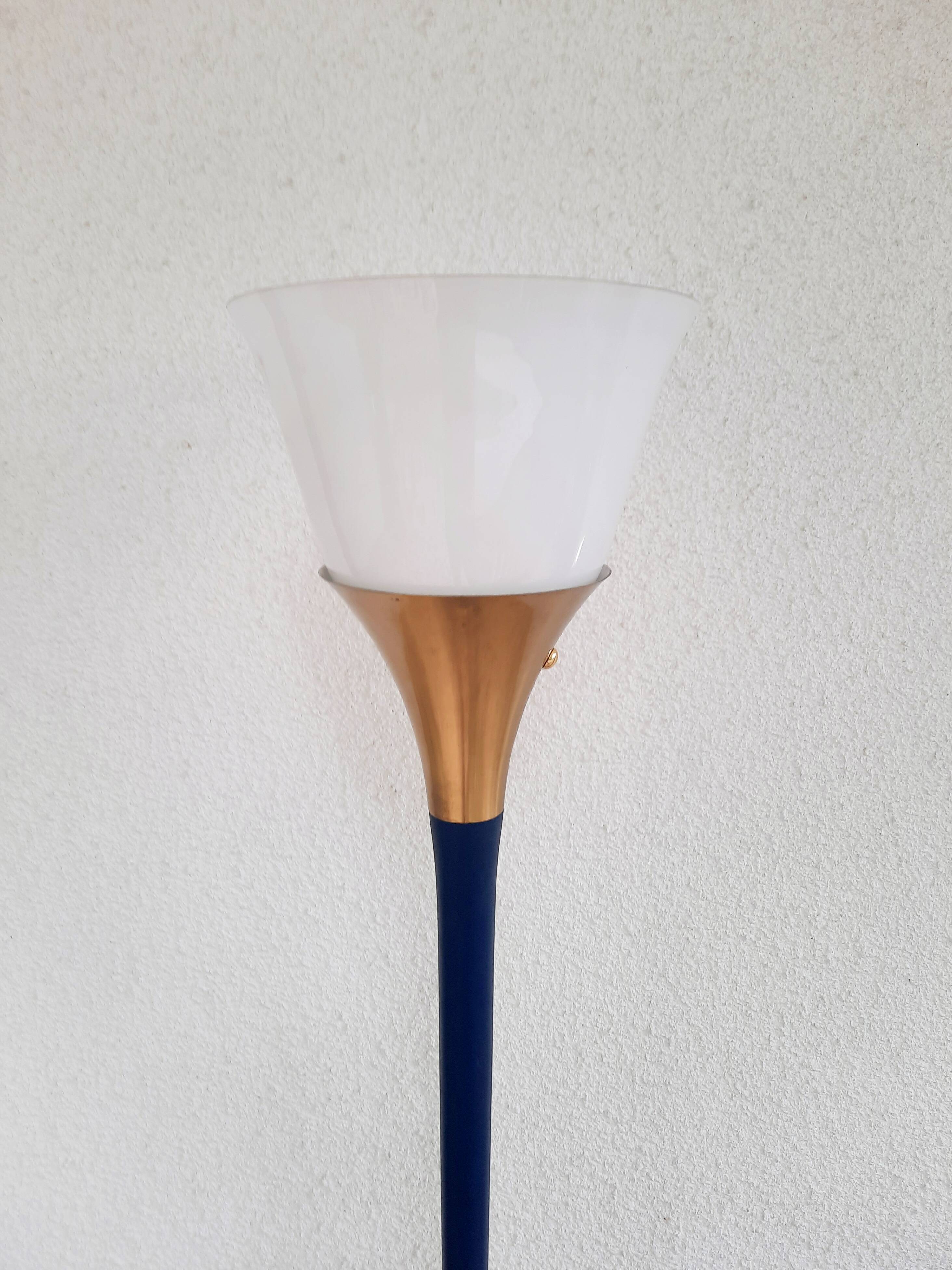 Torchiere floor lamp