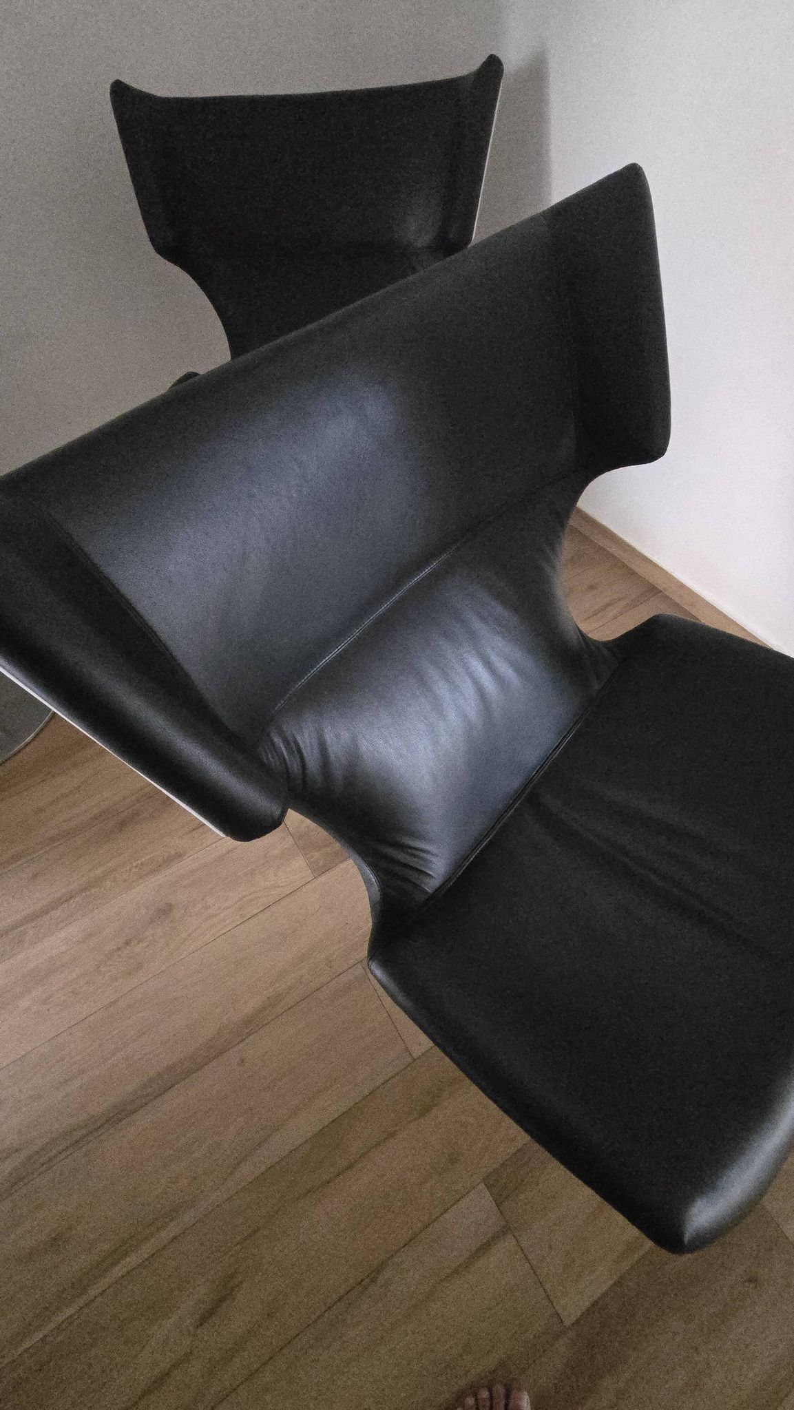 Artifort F976 design armchairs – black leather – swivel (x3)