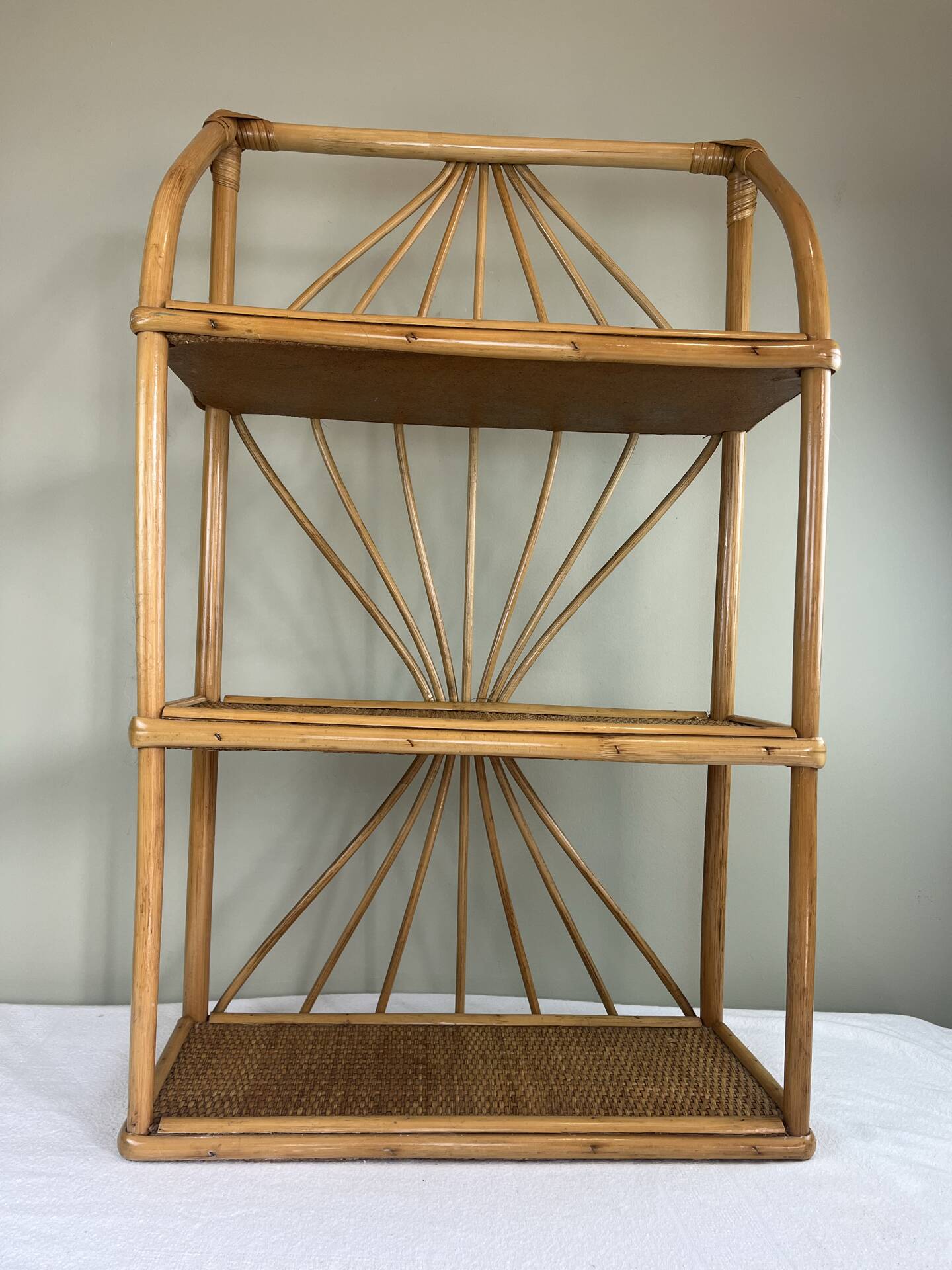Étagère en rotin vintage 
