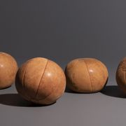 Vintage medicine balloon in dark brown leather, 2 Kg