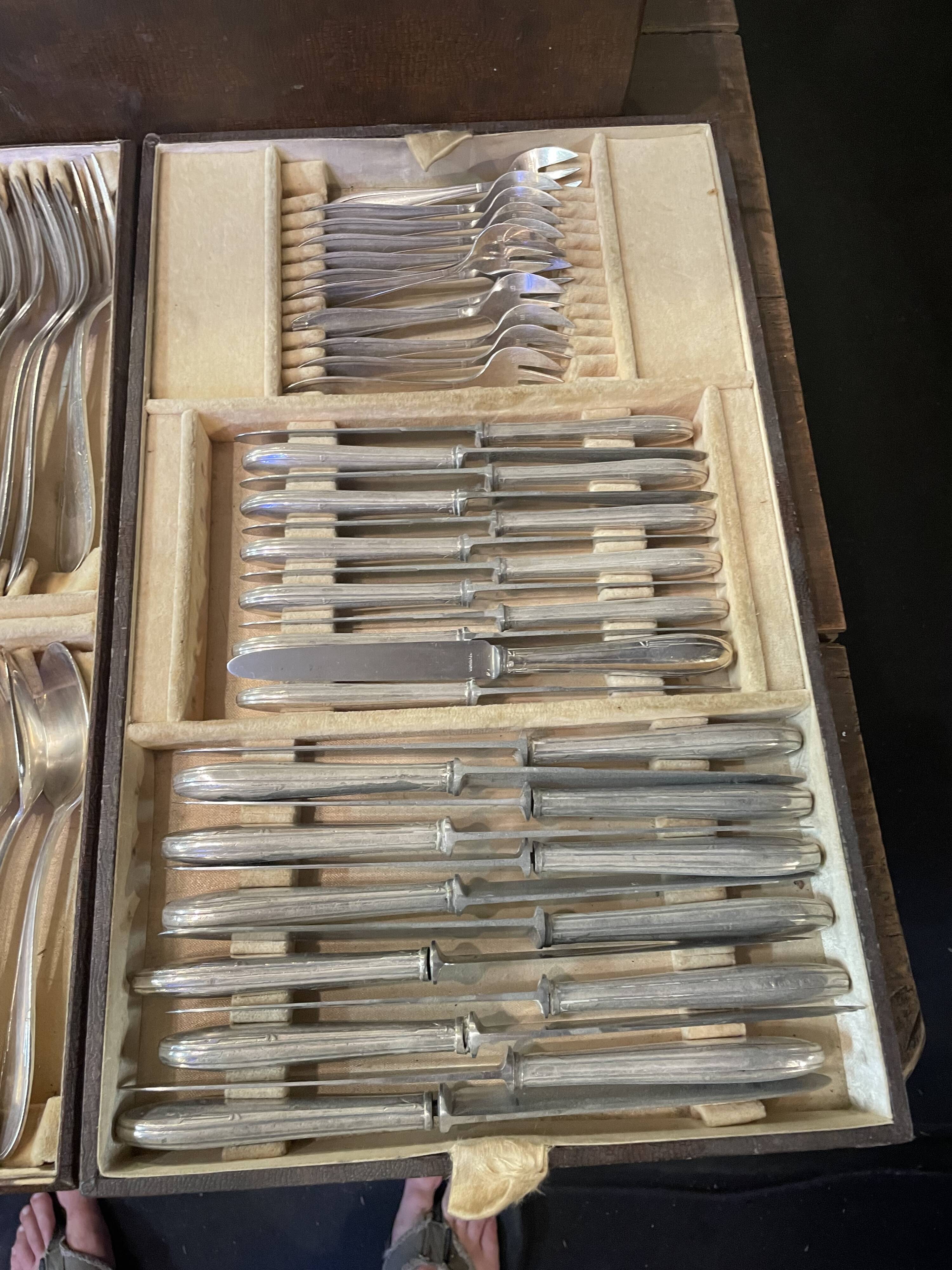 67-piece cutlery set