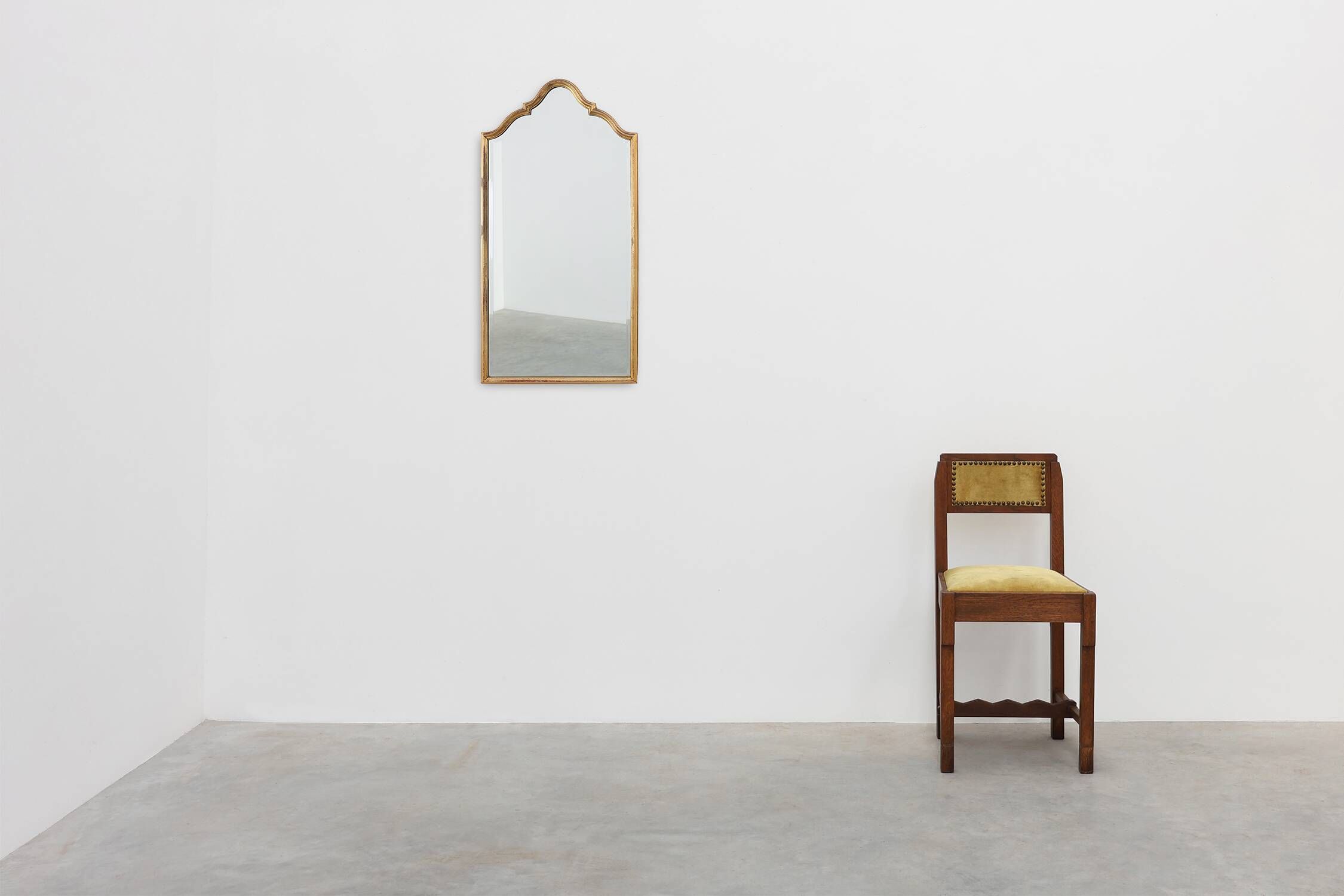 Miroir doré en arc avec sommet ogival mauresque, France, vers 1920