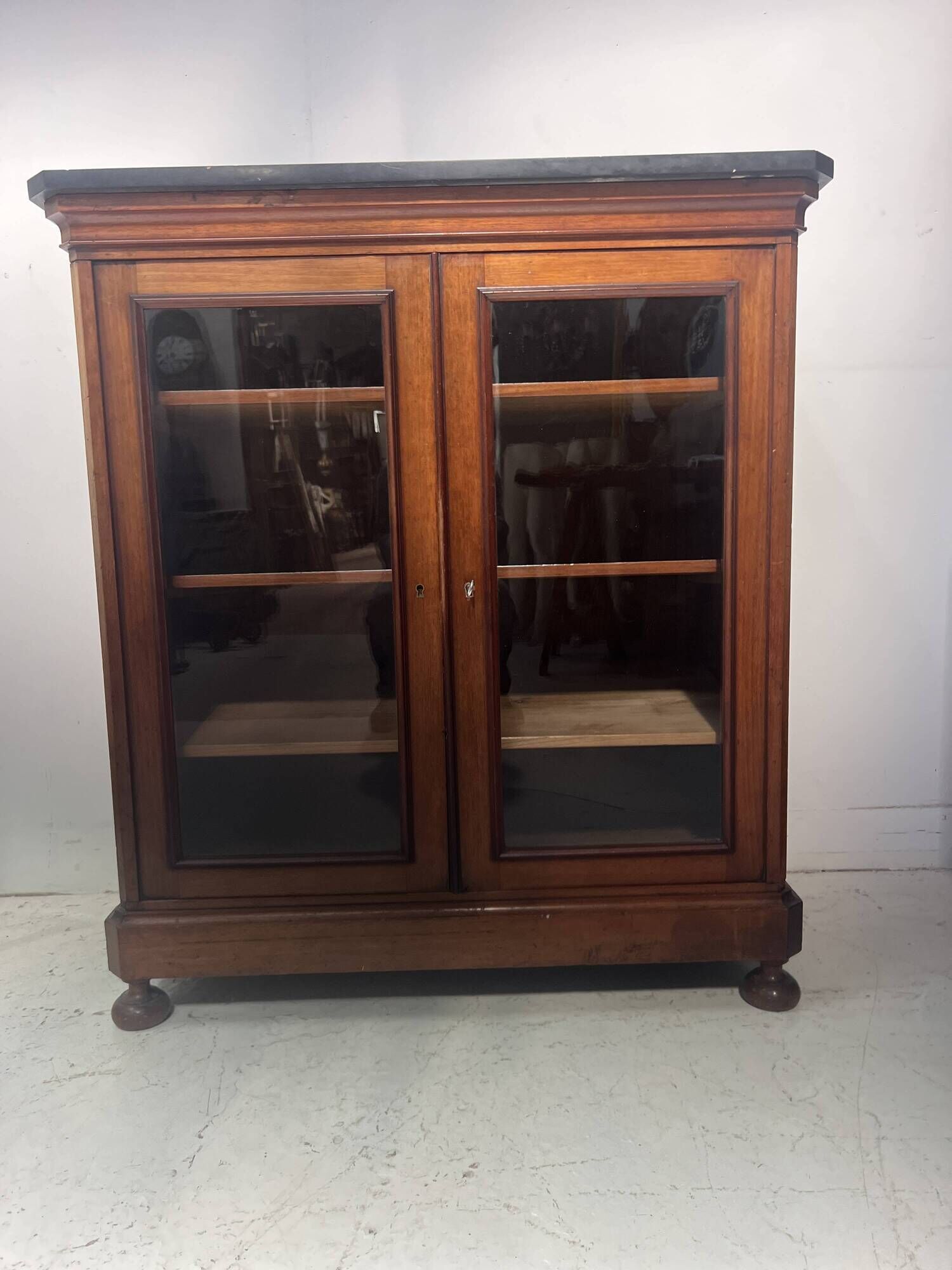 Display cabinet at counter height in mahogany and veneer, 19th century.