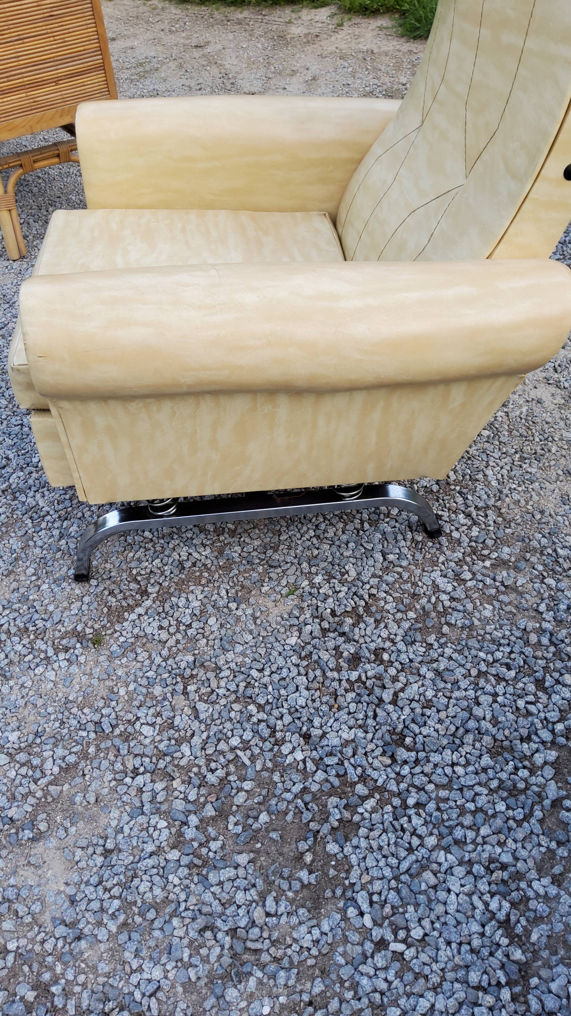 Fauteuils et canapé des années 60/70 en moleskine et piètement chromé sur ressorts