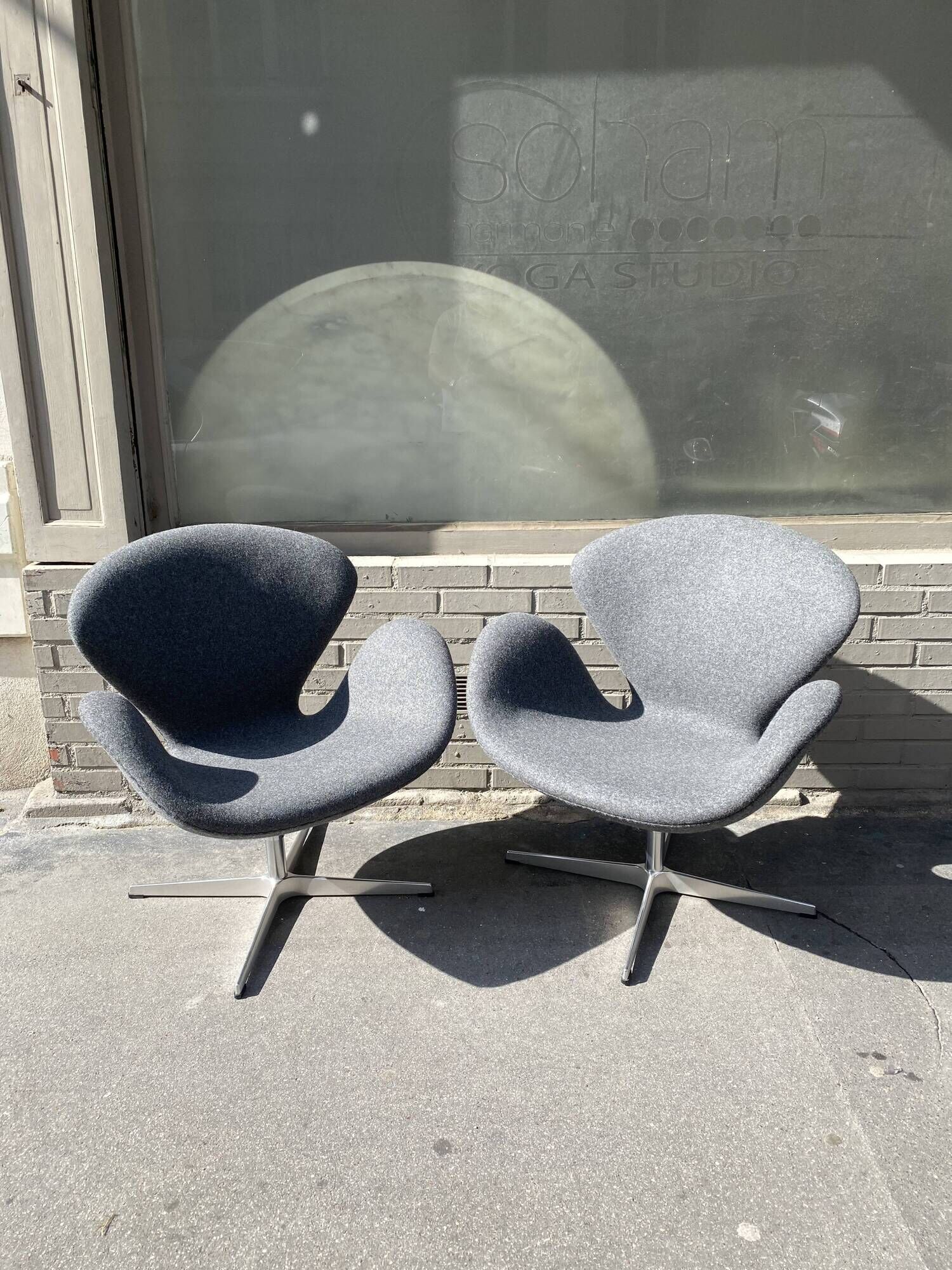 Pair of armchairs Swan armchairs by Arne Jacobsen, Fritz Hansen edition
