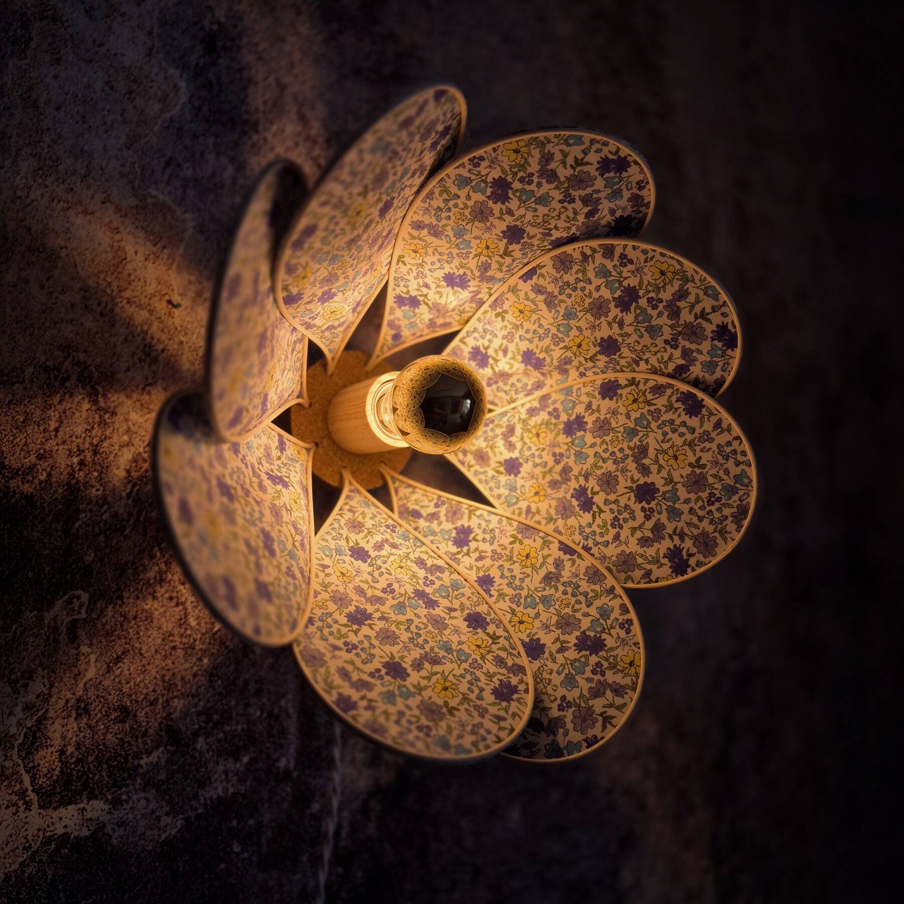 Applique murale fleur, 8 pétales en rotin et tissu fleuri