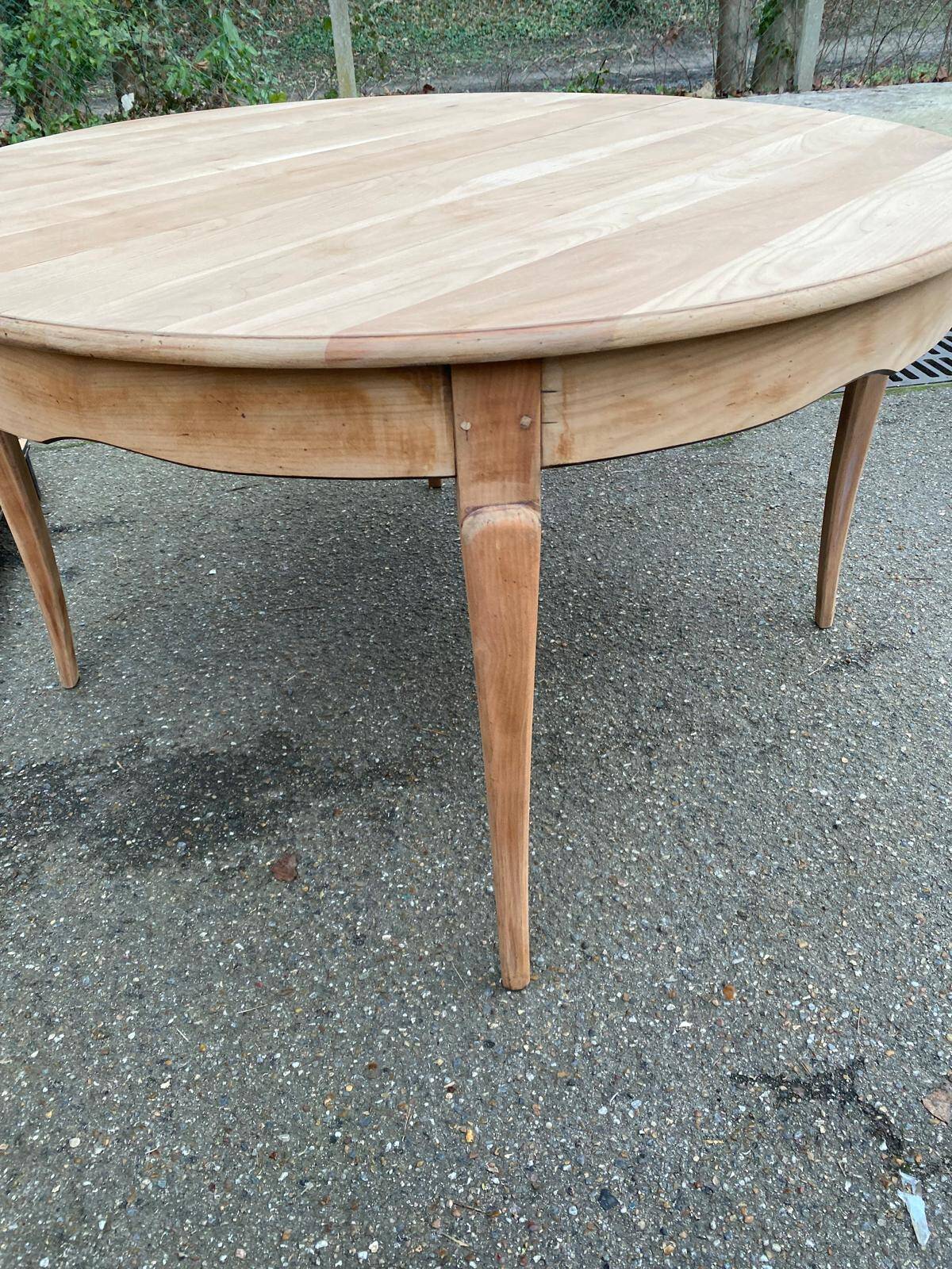 Renovated round dining table in solid wood, Louis XV style from the 19th century.