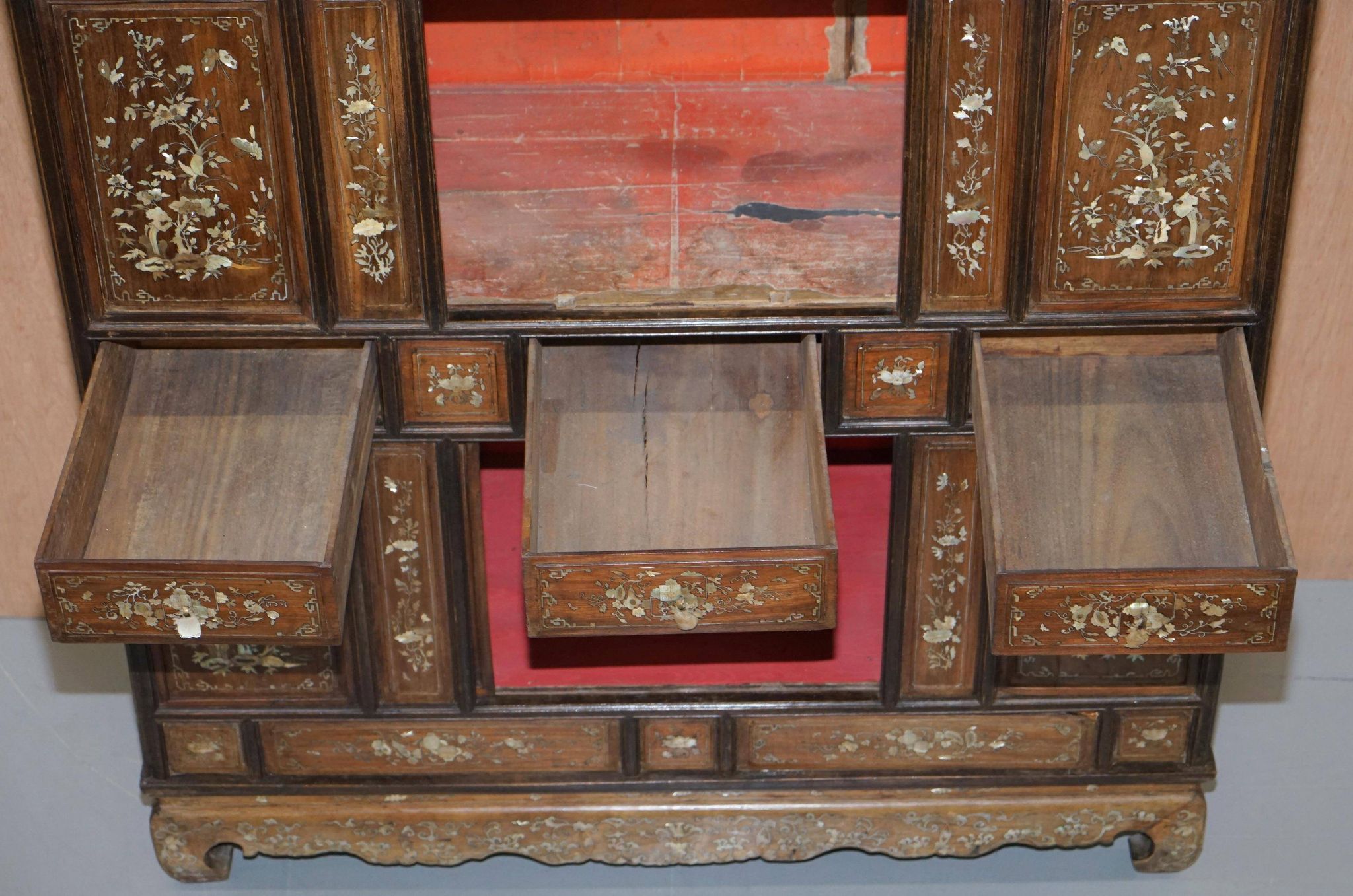 19th-century Chinese cabinet inlaid with mother-of-pearl