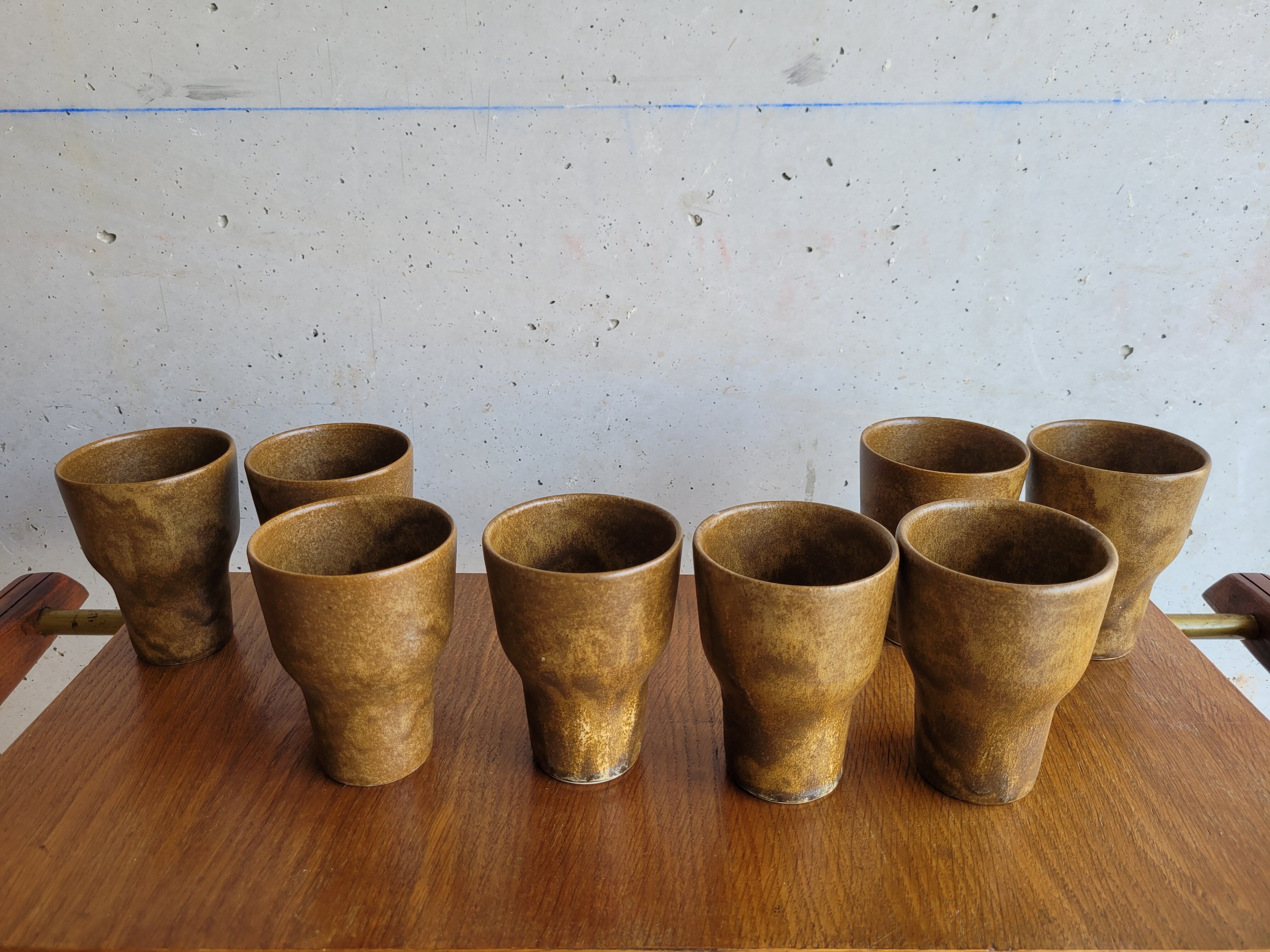 Set of 8 flared glasses in brown sandstone