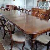 Superb Victorian mahogany extending table with 12 chairs – Late 19th century