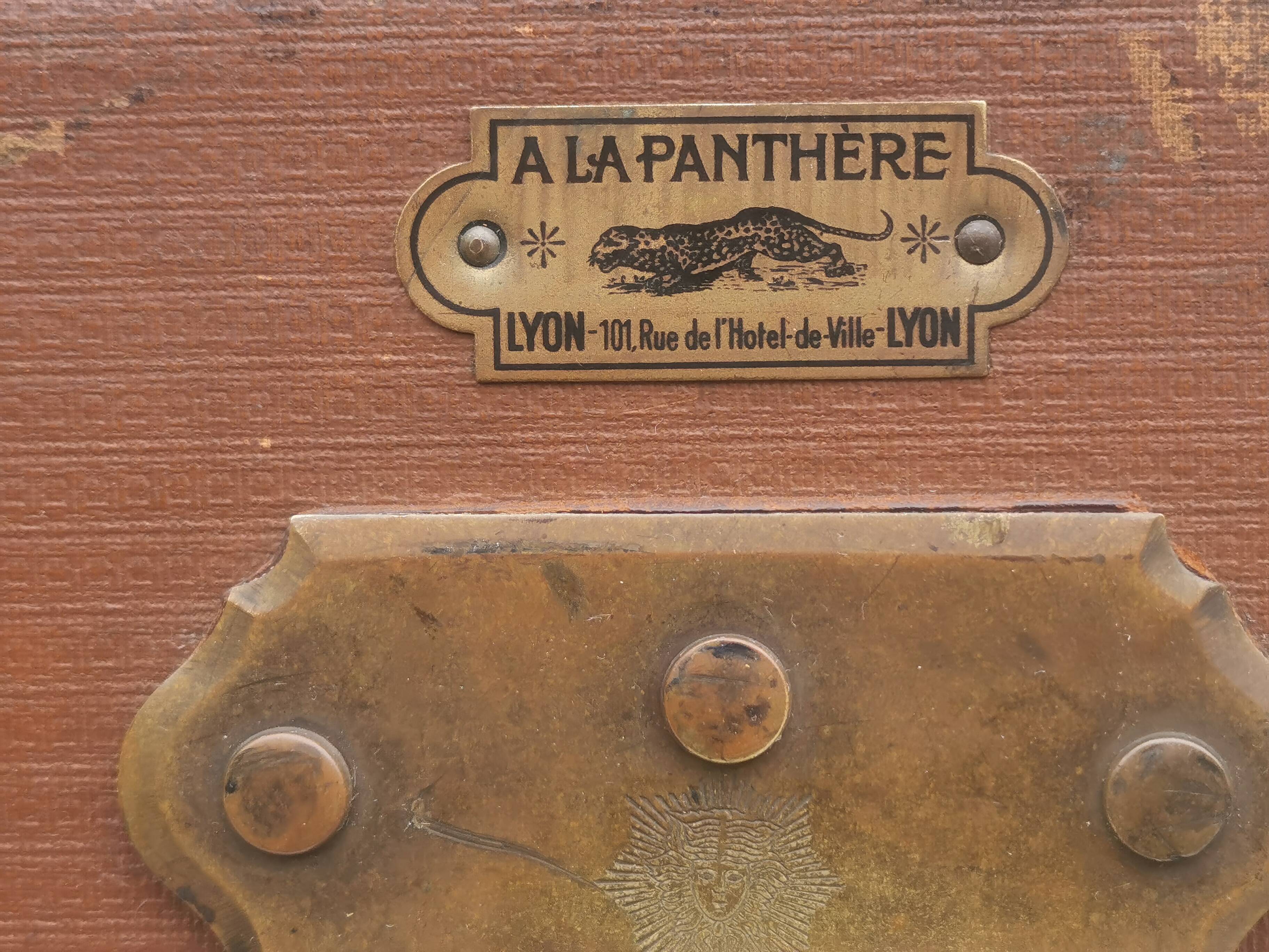 Vintage trunk "la panthere" in lyon