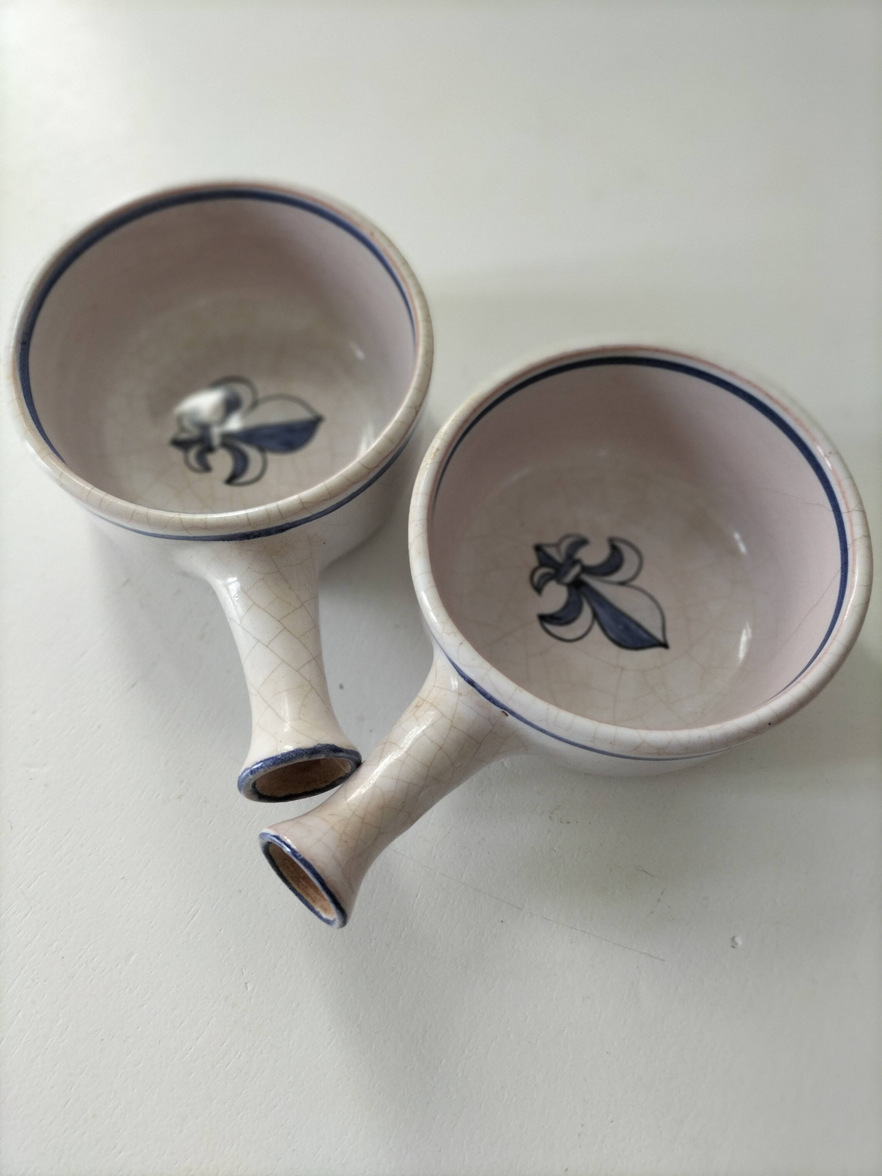 Duo de mini caquelons en faïence craquelée, décor fleur de lys