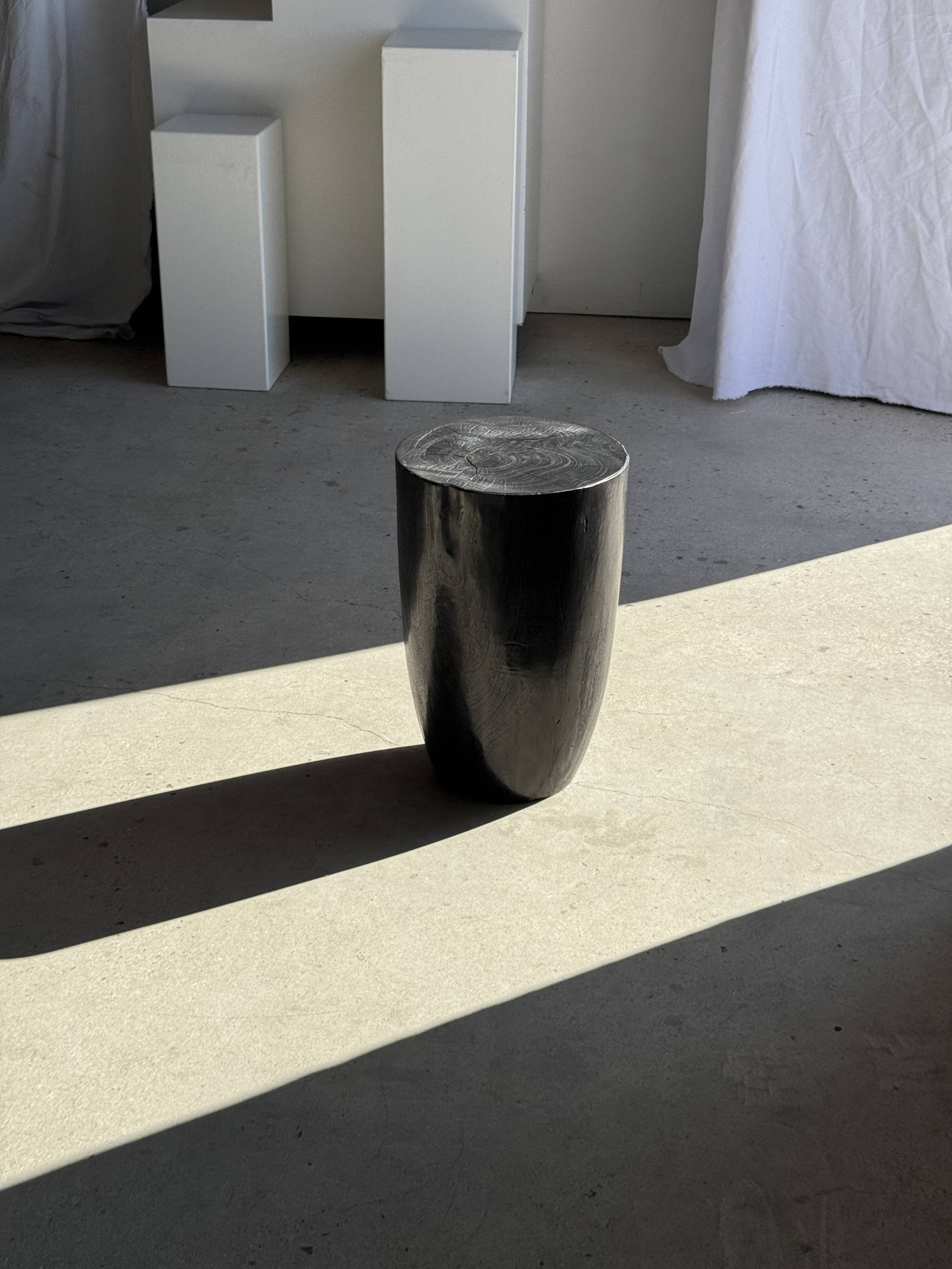 Stool, side table, end table in solid mango wood, cylindrical.