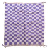 Tapis à damiers violets et blancs